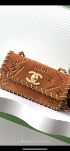 Chanel Vintage Bark CF Chain Bag, the first time I got the actual bag, I was impressed by it! It's a rare and beautiful color! The body of the bag is printed with the unique logo of the fragrant grandmother is the kind of carry one or two decades will not be out of fashion in the ancient models carry it to where will be the most shining girl large capacity and practical fashion sense full, size 25 X6 X 14cm