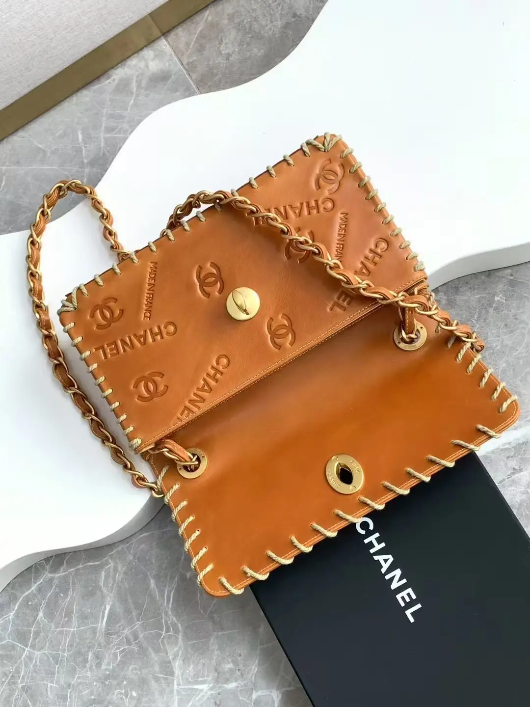 Le sac Chanel Vintage en cuir écorce CF Chain, lorsque je l'ai eu pour la première fois, m'a tellement impressionné ! C'est une couleur rare et magnifique ! Le corps du sac imprimé avec le logo unique de la grand-mère parfumée est le genre de porter une ou deux décennies ne sera pas démodé dans les modèles anciens porter à où sera la fille la plus brillante grande capacité et sens pratique de la mode, taille 25 X6 X 14cm.