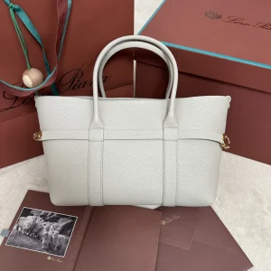 P1840
Loro piana 诺悠翩雅
Ghiera Shopper 小号购物袋 浅米色
采用粒面皮革精制而成超大容量设计Ghiera环扣营造出别致的“腰带”效果使这款手袋既可敞开携带也可闭合携带打造精致的造型皮革手柄可拆卸内袋装饰扣金属色饰面配件羊绒衬里
size：28 x 19 x 12cm
款号FAO7473
配全套专柜礼盒包装🎁-高仿包包