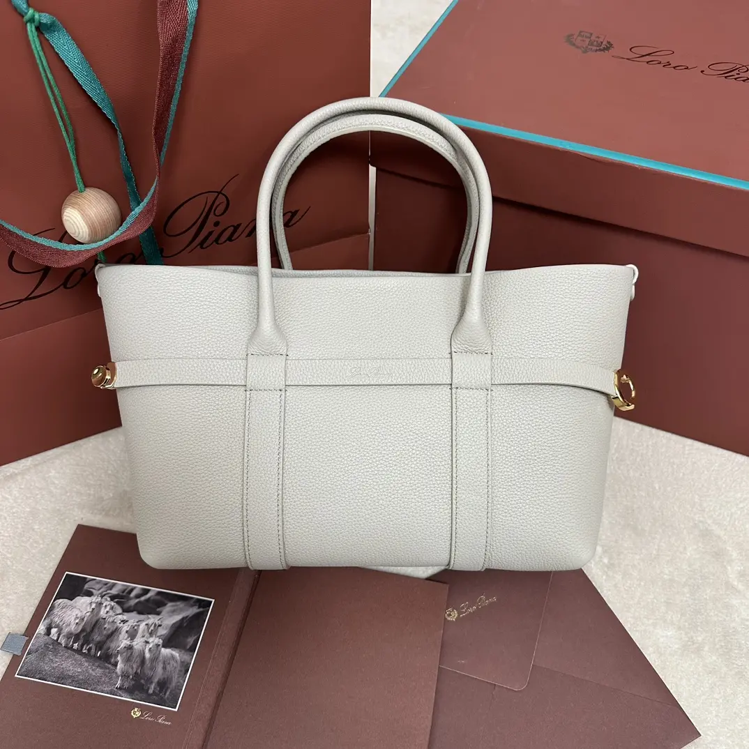 P1740Loro piana Noyo Ghiera Shopper Pequeño Lienzo Caramelo Confeccionado en piel granulada, el diseño sobredimensionado de la trabilla Ghiera crea un elegante efecto "cinturón", permitiendo llevar el bolso abierto o cerrado para un look sofisticado Asas de piel Bolsillos interiores desmontablesHebilla decorativaAcabados en tonos metálicosAccesoriosForro de cachemiraTamaño: 28 x 19 x 12 cmNº de modelo FAO7473Se entrega en una caja de regalo con mostrador completo 🎁-Bolsos de alta calidad