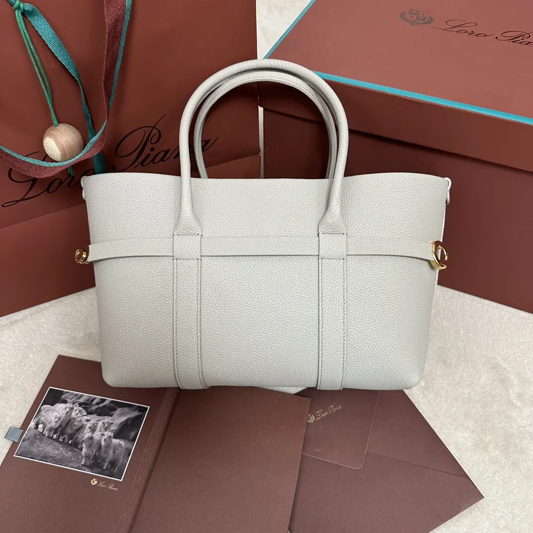 P1740Loro piana Noyo Ghiera Shopper Pequeño Lienzo Caramelo Confeccionado en piel granulada, el diseño sobredimensionado de la trabilla Ghiera crea un elegante efecto "cinturón", permitiendo llevar el bolso abierto o cerrado para un look sofisticado Asas de piel Bolsillos interiores desmontablesHebilla decorativaAcabados en tonos metálicosAccesoriosForro de cachemiraTamaño: 28 x 19 x 12 cmNº de modelo FAO7473Se entrega en una caja de regalo con mostrador completo 🎁-Bolsos de alta calidad