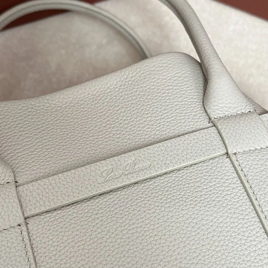 P1740Loro piana Noyo Ghiera Shopper Pequeño Lienzo Caramelo Confeccionado en piel granulada, el diseño sobredimensionado de la trabilla Ghiera crea un elegante efecto "cinturón", permitiendo llevar el bolso abierto o cerrado para un look sofisticado Asas de piel Bolsillos interiores desmontablesHebilla decorativaAcabados en tonos metálicosAccesoriosForro de cachemiraTamaño: 28 x 19 x 12 cmNº de modelo FAO7473Se entrega en una caja de regalo con mostrador completo 🎁-Bolsos de alta calidad