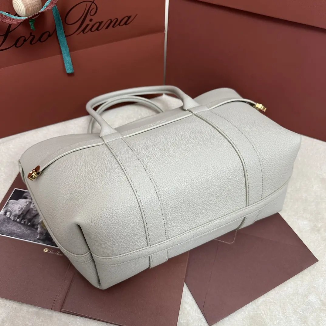 P1740Loro piana Noyo Ghiera Shopper Pequeño Lienzo Caramelo Confeccionado en piel granulada, el diseño sobredimensionado de la trabilla Ghiera crea un elegante efecto "cinturón", permitiendo llevar el bolso abierto o cerrado para un look sofisticado Asas de piel Bolsillos interiores desmontablesHebilla decorativaAcabados en tonos metálicosAccesoriosForro de cachemiraTamaño: 28 x 19 x 12 cmNº de modelo FAO7473Se entrega en una caja de regalo con mostrador completo 🎁-Bolsos de alta calidad