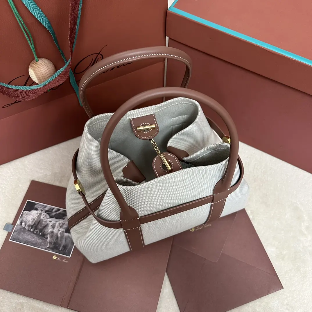 P1740Loro piana Noyo Ghiera Shopper Pequeño Lienzo Caramelo Confeccionado en piel granulada, el diseño sobredimensionado de la trabilla Ghiera crea un elegante efecto "cinturón", permitiendo llevar el bolso abierto o cerrado para un look sofisticado Asas de piel Bolsillos interiores desmontablesHebilla decorativaAcabados en tonos metálicosAccesoriosForro de cachemiraTamaño: 28 x 19 x 12 cmNº de modelo FAO7473Se entrega en una caja de regalo con mostrador completo 🎁-Bolsos de alta calidad