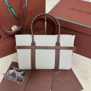 P1740
Loro piana 诺悠翩雅
Ghiera Shopper 小号购物袋 帆布焦糖色
采用粒面皮革精制而成超大容量设计Ghiera环扣营造出别致的“腰带”效果使这款手袋既可敞开携带也可闭合携带打造精致的造型皮革手柄可拆卸内袋装饰扣金属色饰面配件羊绒衬里
size：28 x 19 x 12cm
款号FAO7473
配全套专柜礼盒包装🎁-高仿包包