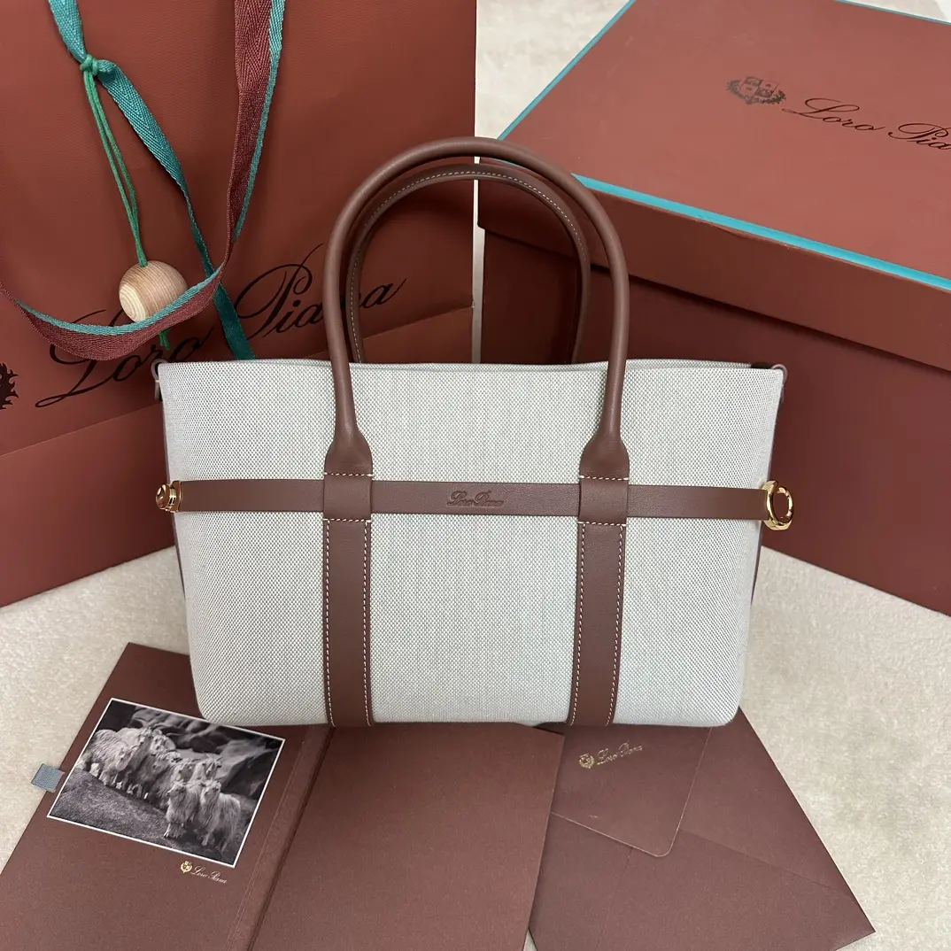 P1740Loro piana Noyo Ghiera Shopper Pequeño Lienzo Caramelo Confeccionado en piel granulada, el diseño sobredimensionado de la trabilla Ghiera crea un elegante efecto "cinturón", permitiendo llevar el bolso abierto o cerrado para un look sofisticado Asas de piel Bolsillos interiores desmontablesHebilla decorativaAcabados en tonos metálicosAccesoriosForro de cachemiraTamaño: 28 x 19 x 12 cmNº de modelo FAO7473Se entrega en una caja de regalo con mostrador completo 🎁-Bolsos de alta calidad