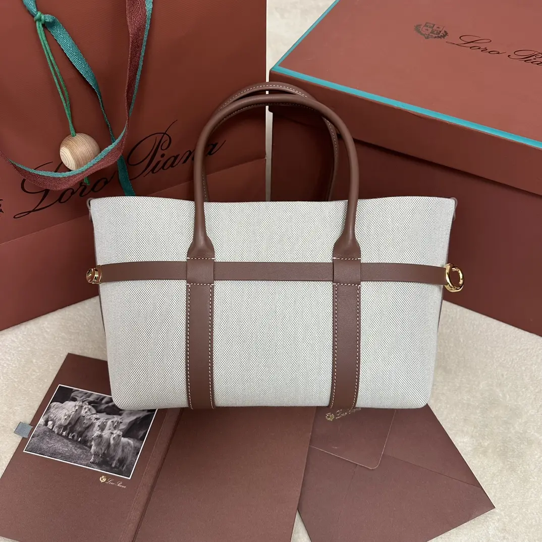 P1740Loro piana Noyo Ghiera Shopper Pequeño Lienzo Caramelo Confeccionado en piel granulada, el diseño sobredimensionado de la trabilla Ghiera crea un elegante efecto "cinturón", permitiendo llevar el bolso abierto o cerrado para un look sofisticado Asas de piel Bolsillos interiores desmontablesHebilla decorativaAcabados en tonos metálicosAccesoriosForro de cachemiraTamaño: 28 x 19 x 12 cmNº de modelo FAO7473Se entrega en una caja de regalo con mostrador completo 🎁-Bolsos de alta calidad