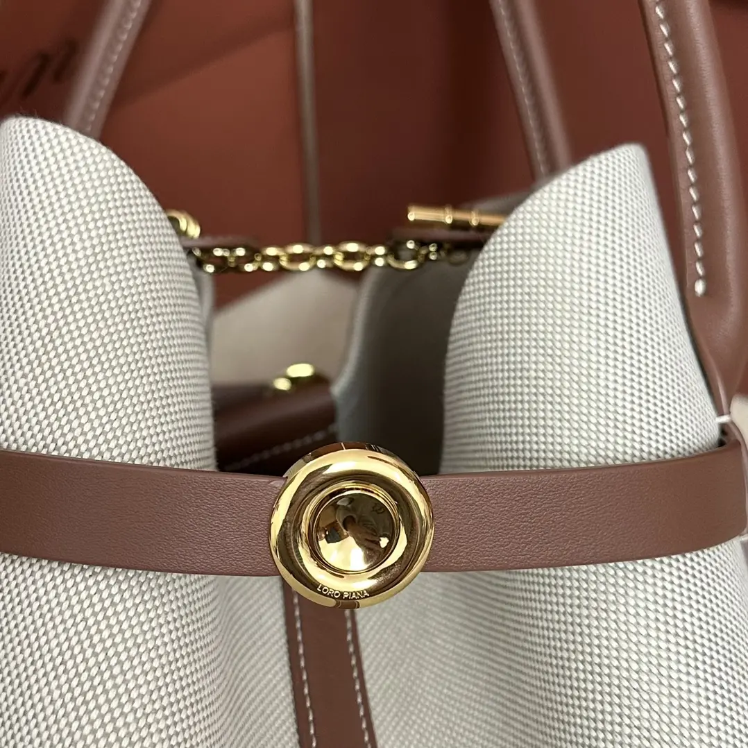 P1740Loro piana Noyo Ghiera Shopper Pequeño Lienzo Caramelo Confeccionado en piel granulada, el diseño sobredimensionado de la trabilla Ghiera crea un elegante efecto "cinturón", permitiendo llevar el bolso abierto o cerrado para un look sofisticado Asas de piel Bolsillos interiores desmontablesHebilla decorativaAcabados en tonos metálicosAccesoriosForro de cachemiraTamaño: 28 x 19 x 12 cmNº de modelo FAO7473Se entrega en una caja de regalo con mostrador completo 🎁-Bolsos de alta calidad