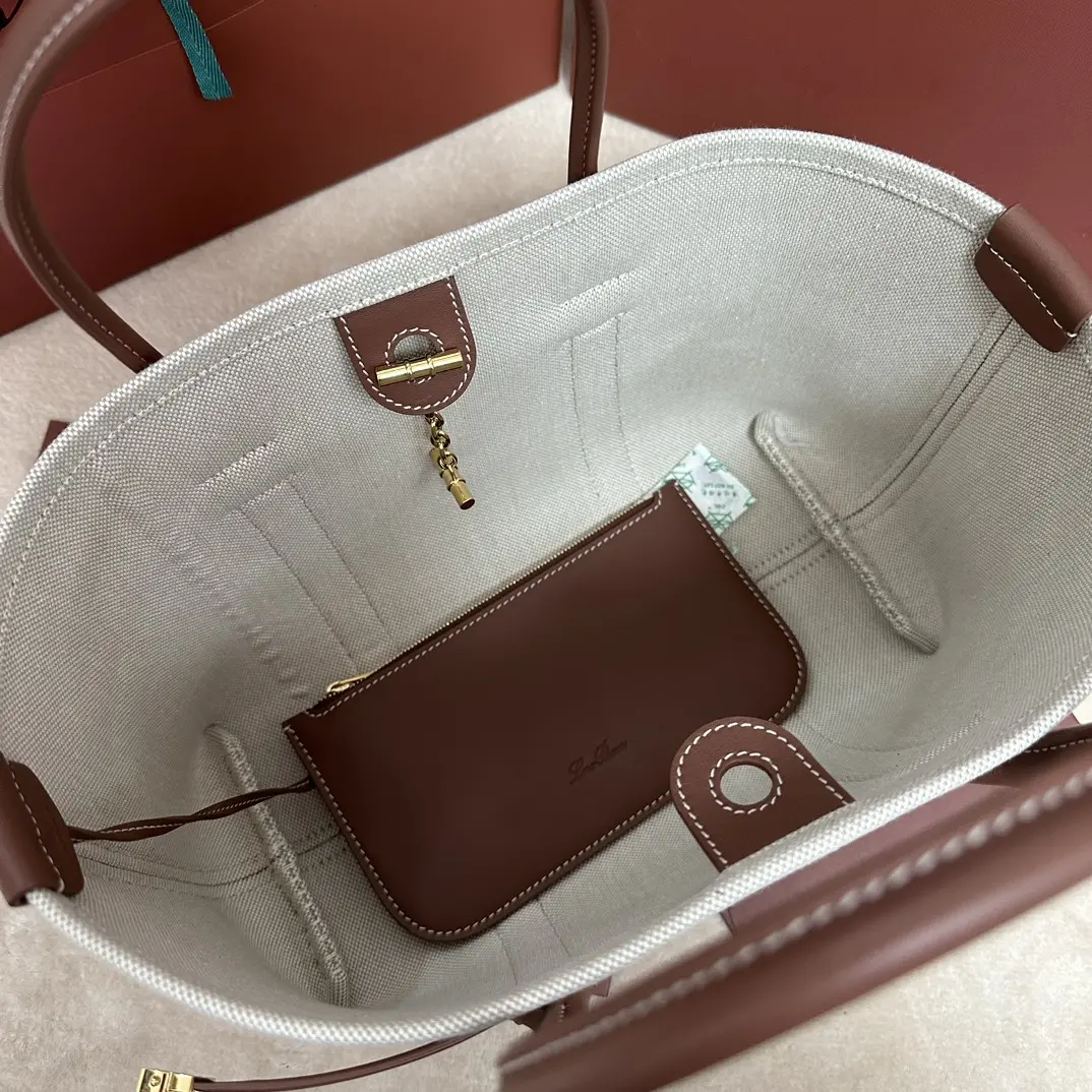 P1740Loro piana Noyo Ghiera Shopper Pequeño Lienzo Caramelo Confeccionado en piel granulada, el diseño sobredimensionado de la trabilla Ghiera crea un elegante efecto "cinturón", permitiendo llevar el bolso abierto o cerrado para un look sofisticado Asas de piel Bolsillos interiores desmontablesHebilla decorativaAcabados en tonos metálicosAccesoriosForro de cachemiraTamaño: 28 x 19 x 12 cmNº de modelo FAO7473Se entrega en una caja de regalo con mostrador completo 🎁-Bolsos de alta calidad