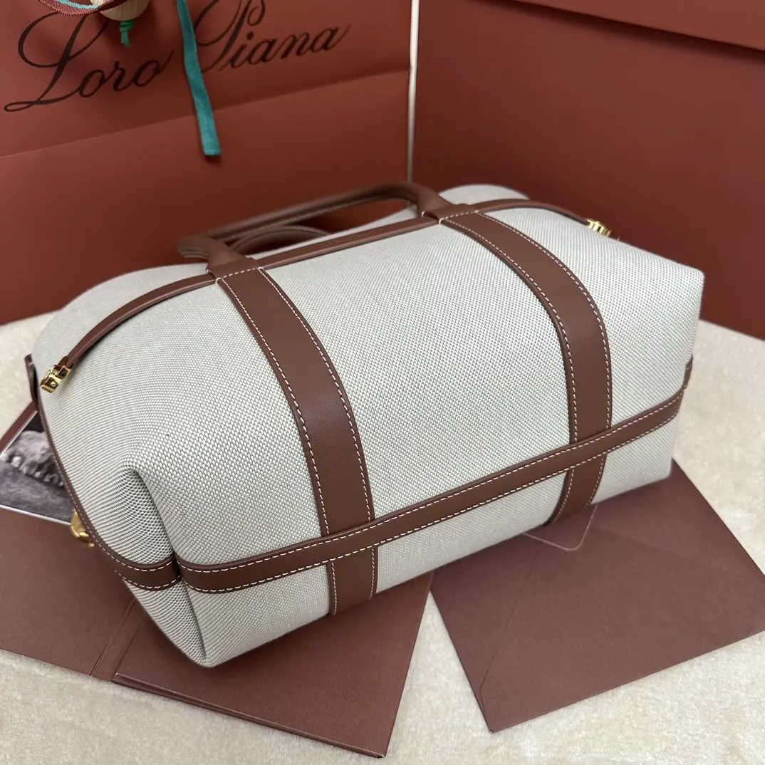 P1740Loro piana Noyo Ghiera Shopper Small Canvas Caramel Confeccionada em pele granulada, o design sobredimensionado do laço da Ghiera cria um efeito de "cinto" chique, permitindo que a mala seja transportada aberta ou fechada para um visual sofisticado Pegas em pele Bolsos interiores amovíveisFivela decorativaAccessóriosAcabamentos em cor metálicaForro em caxemiraTamanho: 28 x 19 x 12cmModelo n.º FAO7473Vem numa caixa de oferta completa 🎁Bolsas de alta qualidade