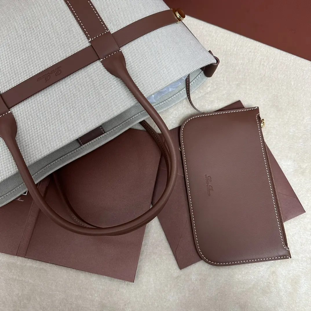 P1740Loro piana Noyo Ghiera Shopper Pequeño Lienzo Caramelo Confeccionado en piel granulada, el diseño sobredimensionado de la trabilla Ghiera crea un elegante efecto "cinturón", permitiendo llevar el bolso abierto o cerrado para un look sofisticado Asas de piel Bolsillos interiores desmontablesHebilla decorativaAcabados en tonos metálicosAccesoriosForro de cachemiraTamaño: 28 x 19 x 12 cmNº de modelo FAO7473Se entrega en una caja de regalo con mostrador completo 🎁-Bolsos de alta calidad