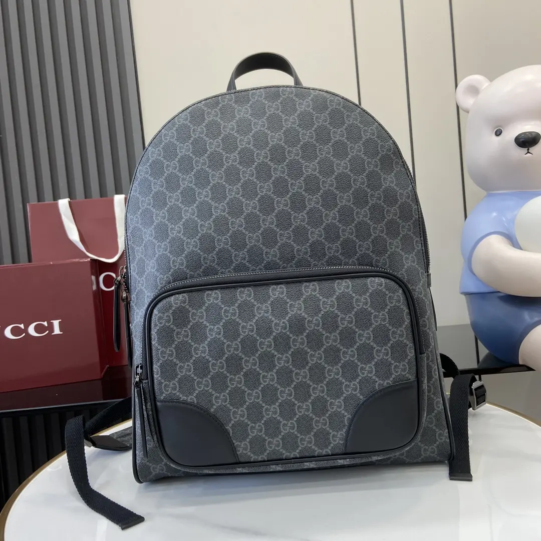 p1380 Gucci 黑色Emblem系列双肩包 男士旅行单品焕新诠释品牌的隽永优雅风范和精湛工艺这款背包以全新黑色GG字母图案涂层织物匠心打造内设多功能口袋外部D形环可挂配饰
黑色全新GG字母图案涂层织物
黑色皮革滚边
棉质衬里
加衬背面
内部：1个带衬垫的笔记本电脑隔层、1个笔袋和1个拉链袋
外部：1个拉链前袋和1个D形环
拉链开合
型号：821159
尺寸：31厘米（宽）x 41厘米（高）x 18厘米（深）
重量：约1.45千克
颜色：克色pvc/
意大利创作-高仿包包