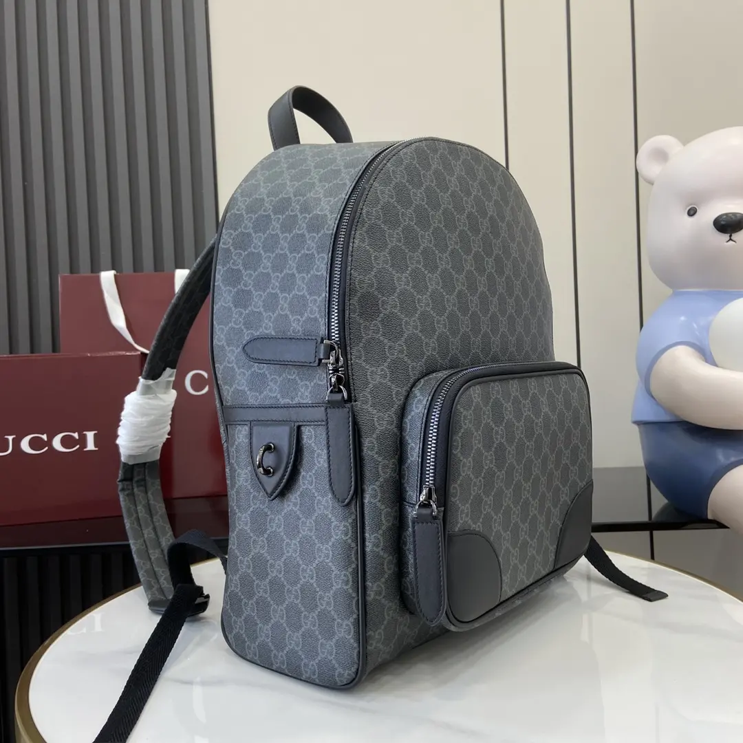 图片[2]-p1380 Gucci 黑色Emblem系列双肩包 男士旅行单品焕新诠释品牌的隽永优雅风范和精湛工艺这款背包以全新黑色GG字母图案涂层织物匠心打造内设多功能口袋外部D形环可挂配饰
黑色全新GG字母图案涂层织物
黑色皮革滚边
棉质衬里
加衬背面
内部：1个带衬垫的笔记本电脑隔层、1个笔袋和1个拉链袋
外部：1个拉链前袋和1个D形环
拉链开合
型号：821159
尺寸：31厘米（宽）x 41厘米（高）x 18厘米（深）
重量：约1.45千克
颜色：克色pvc/
意大利创作-高仿包包