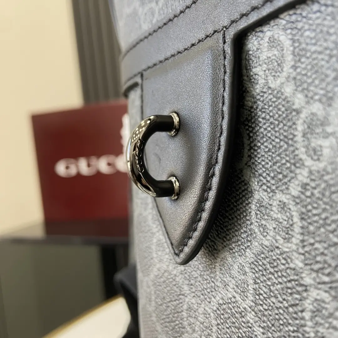 图片[7]-p1380 Gucci 黑色Emblem系列双肩包 男士旅行单品焕新诠释品牌的隽永优雅风范和精湛工艺这款背包以全新黑色GG字母图案涂层织物匠心打造内设多功能口袋外部D形环可挂配饰
黑色全新GG字母图案涂层织物
黑色皮革滚边
棉质衬里
加衬背面
内部：1个带衬垫的笔记本电脑隔层、1个笔袋和1个拉链袋
外部：1个拉链前袋和1个D形环
拉链开合
型号：821159
尺寸：31厘米（宽）x 41厘米（高）x 18厘米（深）
重量：约1.45千克
颜色：克色pvc/
意大利创作-高仿包包