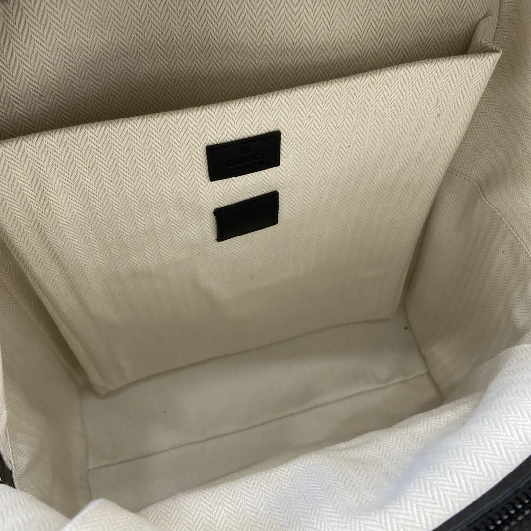 图片[8]-p1380 Gucci 黑色Emblem系列双肩包 男士旅行单品焕新诠释品牌的隽永优雅风范和精湛工艺这款背包以全新黑色GG字母图案涂层织物匠心打造内设多功能口袋外部D形环可挂配饰
黑色全新GG字母图案涂层织物
黑色皮革滚边
棉质衬里
加衬背面
内部：1个带衬垫的笔记本电脑隔层、1个笔袋和1个拉链袋
外部：1个拉链前袋和1个D形环
拉链开合
型号：821159
尺寸：31厘米（宽）x 41厘米（高）x 18厘米（深）
重量：约1.45千克
颜色：克色pvc/
意大利创作-高仿包包