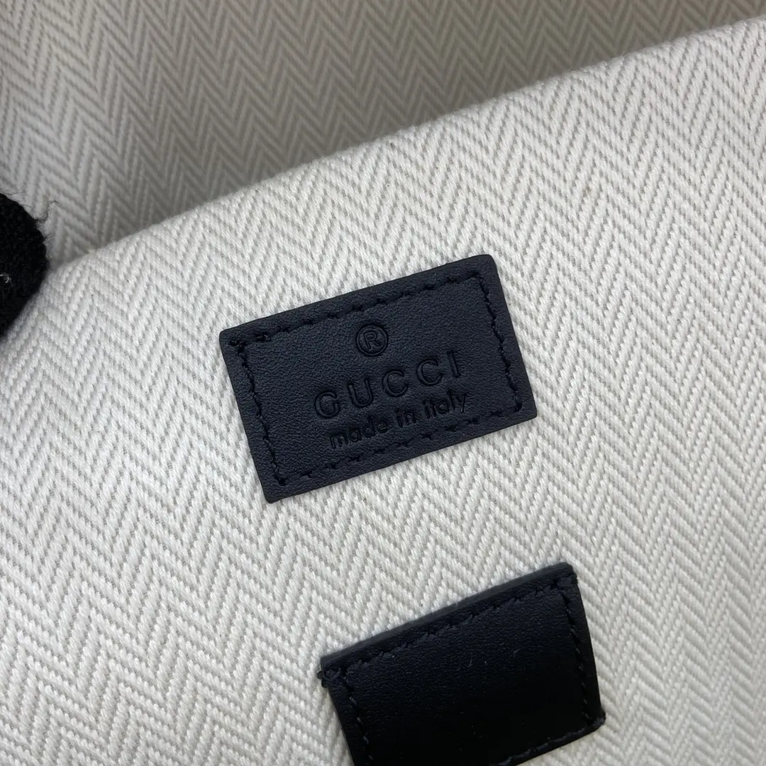 图片[9]-p1380 Gucci 黑色Emblem系列双肩包 男士旅行单品焕新诠释品牌的隽永优雅风范和精湛工艺这款背包以全新黑色GG字母图案涂层织物匠心打造内设多功能口袋外部D形环可挂配饰
黑色全新GG字母图案涂层织物
黑色皮革滚边
棉质衬里
加衬背面
内部：1个带衬垫的笔记本电脑隔层、1个笔袋和1个拉链袋
外部：1个拉链前袋和1个D形环
拉链开合
型号：821159
尺寸：31厘米（宽）x 41厘米（高）x 18厘米（深）
重量：约1.45千克
颜色：克色pvc/
意大利创作-高仿包包