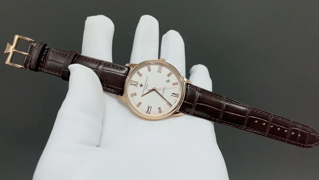 Vacheron Constantin VC Heritage 85180 en oro rosa 1⃣️The tamaño de la caja de 40 MMX9MM está perfectamente redondeada con asas microorfanizadas para que se adapte aún mejor a la muñeca del portador. Cada caja acabada se somete al estricto control de calidad de MK para devolverle la textura distintiva del producto auténtico. 2⃣️The calibre 9015 ruedas de acero y otras piezas del movimiento están finamente decoradas por los relojeros de MK, y la masa oscilante automática está incluso chapada en oro de 18 quilates. La masa oscilante automática también está chapada en oro de 18 quilates para maximizar la presentación del exquisito nivel de artesanía original 3⃣️The anverso y reverso del espejo del reloj dos espejos de cristal de zafiro tienen tratamiento de revestimiento antirreflejos4Correa de piel de becerro italiana de doble capa con hebilla de pasador en cruz maltesa 🌐-Alta imitación de bolsos