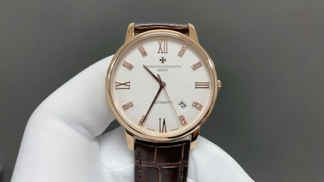 Vacheron Constantin VC Heritage 85180 en oro rosa 1⃣️The tamaño de la caja de 40 MMX9MM está perfectamente redondeada con asas microorfanizadas para que se adapte aún mejor a la muñeca del portador. Cada caja acabada se somete al estricto control de calidad de MK para devolverle la textura distintiva del producto auténtico. 2⃣️The calibre 9015 ruedas de acero y otras piezas del movimiento están finamente decoradas por los relojeros de MK, y la masa oscilante automática está incluso chapada en oro de 18 quilates. La masa oscilante automática también está chapada en oro de 18 quilates para maximizar la presentación del exquisito nivel de artesanía original 3⃣️The anverso y reverso del espejo del reloj dos espejos de cristal de zafiro tienen tratamiento de revestimiento antirreflejos4Correa de piel de becerro italiana de doble capa con hebilla de pasador en cruz maltesa 🌐-Alta imitación de bolsos