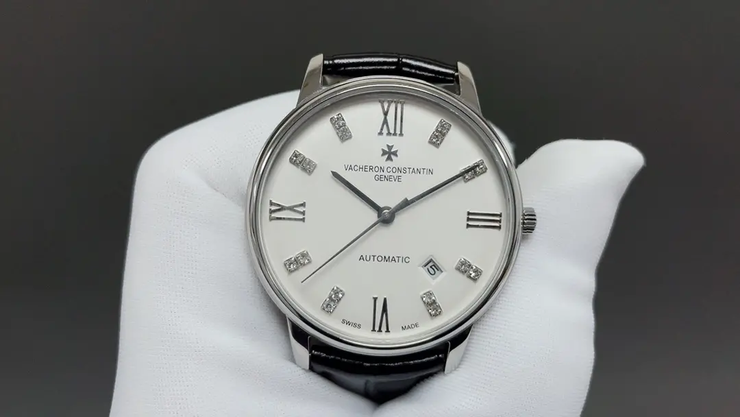 Image[3]-Vacheron Constantin VC Heritage 85180 White 1⃣️The taille du boîtier 40 MMX9MM boîtier parfaitement rond avec la conception des cornes micro-orphe pour qu'il s'adapte plus étroitement au poignet du porteur chaque couvercle de boîtier fini doit passer par MK strict contrôle de qualité pour restaurer la texture unique de l'authentique 2⃣️Movement 9015 roue en acier et d'autres composants sont tous MK horlogers fine décorative rotor automatique est également plaqué or 18k pour maximiser le niveau exquis original de l'artisanat 3⃣️Watch miroir avant et arrière verre saphir sont revêtus d'un traitement antireflet 4 montres. Plaqué avec de l'or 18k pour maximiser la présentation du niveau exquis original de l'artisanat 3 ⃣️ montre miroir avant et après les deux pièces de verre saphir miroir sont traitées antireflet traitement 4 bracelet double couche veau italien avec croix de Malte boucle à ardillon 🌐- réplique sacs à main de haute qualité.