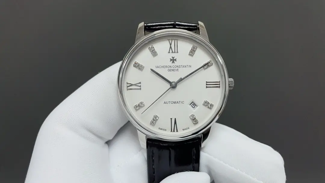 Vacheron Constantin VC Heritage 85180 White 1⃣️The taille du boîtier 40 MMX9MM boîtier parfaitement rond avec la conception des cornes micro-orphelinées pour le faire s'adapter plus étroitement au poignet du porteur chaque couvercle de boîtier fini doit passer par le contrôle de qualité strict de MK afin de restaurer la texture unique de l'authentique 2⃣️Movement 9015 roue en acier et d'autres composants sont MK horlogers fines décorations masse oscillante automatique est également plaqué avec de l'or 18k. Présentation maximale du niveau exquis de l'artisanat d'origine 3 ⃣ ️ miroir de la montre avant et arrière deux miroirs en verre saphir ont un traitement antireflet 4 bracelet double en veau italien avec boucle à ardillon en croix de Malte 🌐-haute imitation de sacs