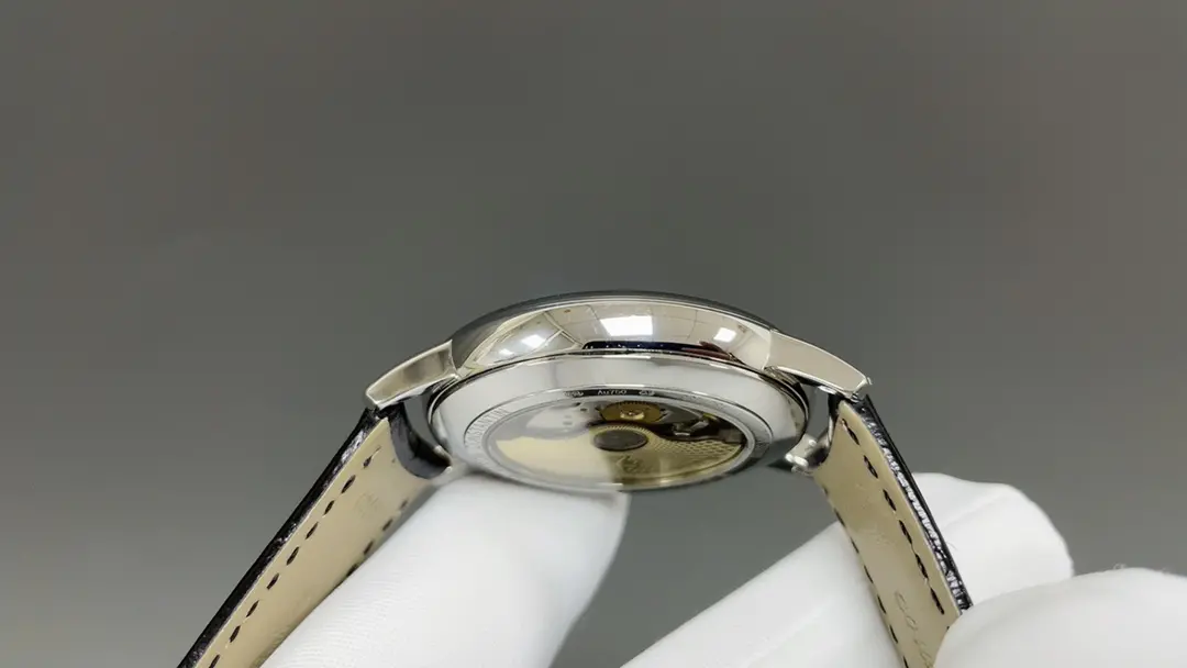 Photo [5]-Vacheron Constantin VC Heritage 85180 White 1⃣️The taille du boîtier 40 MMX9MM boîtier parfaitement rond avec une conception des cornes micro-orphe pour qu'il s'adapte plus étroitement au poignet du porteur chaque couvercle de boîtier fini doit passer par le contrôle de qualité strict de MK pour restaurer la texture unique de l'authentique 2⃣️Movement 9015 roue en acier et autres composants sont tous MK horlogers fine décorative rotor automatique est également plaqué or 18k pour maximiser le niveau exquis original de l'artisanat 3⃣️Watch miroir avant et arrière verre saphir sont revêtus d'un traitement anti-reflets4 montre. Plaqué avec de l'or 18k pour maximiser la présentation du niveau exquis original de l'artisanat 3 ⃣️ miroir de la montre avant et après les deux pièces de verre saphir miroir sont traitées antireflet 4 bracelet double couche de veau italien avec croix de Malte boucle à ardillon 🌐- réplique sacs à main de haute qualité.