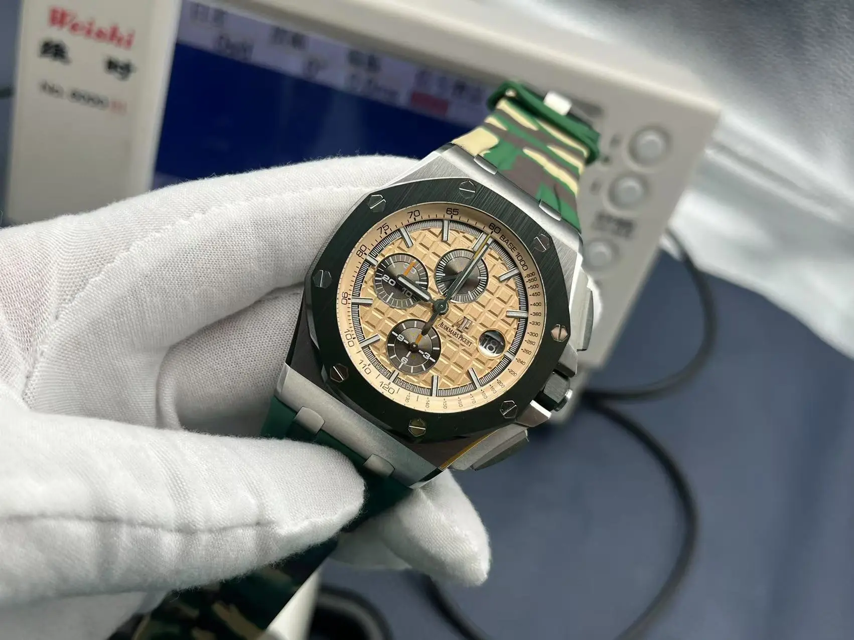 A série Audemars Piguet Royal Oak Offshore 26400/26238/26470 estreou-se oficialmente! O estilo mais completo e o melhor acabamento dos modelos de cronógrafo Audemars Piguet estão aqui Há produtos de topo bem feitos, produtos baratos de pequena fábrica não se incomodam em considerar!1⃣️Movement usando 12 dígitos pequeno segundo personalizado 3126 movimento cronógrafo perfeitamente restaurado todas as funções do original após o polimento de precisão reforçou muito a sua estabilidade!2⃣️The A caixa da série Carbon Fibre é feita de um novo material composto de fibra de carbono, Carbon TPT® B.4. Este material de alta tecnologia é 41 TP3T mais denso do que o Carbon TPT® convencional, e a dureza da fibra é aumentada em 151 TP3T, enquanto a força da resina é aumentada em 301 TP3T. A estrutura do material foi optimizada com várias propriedades anisotrópicas para o manter leve e, ao mesmo tempo, incrivelmente resistente para proporcionar a maior resistência ao impacto até à data.3⃣️The As cores das letras são todas revestidas utilizando a tecnologia de revestimento mais avançada atualmente disponível, e não a simples tecnologia de pintura por pulverização de há alguns anos atrás, e cada decoração em xadrez de chocolate é polida por CNC até um nível infinitamente próximo do original!4Sincronizado com o original, com uma fita para a cabeça ligeiramente móvel A fita é feita de material Viton importado O cinto é feito de material de couro de crocodilo americano mais resistente ao desgaste e ao fabricoO trabalho artesanal da TK Factory é bem-vindo a todos os entusiastas de relógios!