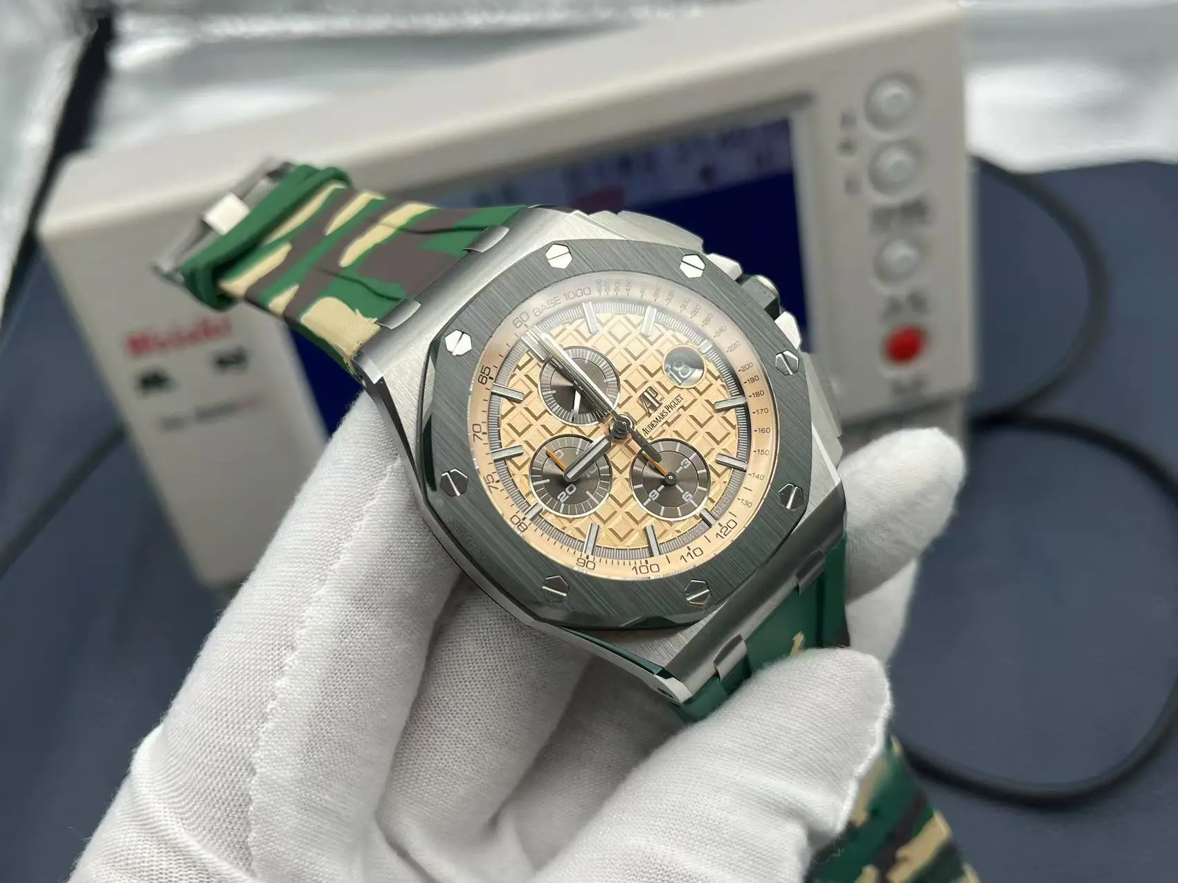 ¡Audemars Piguet Royal Oak Offshore 26400/26238/26470 serie debutó oficialmente! ¡El estilo más completo y la mejor mano de obra Audemars Piguet modelos de cronógrafo están aquí Hay bien hecho bienes de primera baratos pequeños bienes de fábrica no se molestan en considerar!¡1⃣️movement utilizando 12 dígitos pequeño segundo personalizado 3126 movimiento cronógrafo perfectamente restaurado todas las funciones de la versión original después de pulido de precisión reforzado en gran medida su estabilidad!2⃣️The La caja de la serie Carbon Fibre está fabricada con un nuevo material compuesto de fibra de carbono: el "Carbon TPT® B.4". Este material de alta tecnología presenta un aumento de densidad de 4% con respecto al Carbon TPT® convencional, mientras que la dureza de la fibra se incrementa en 15% y la resistencia de la resina en 30%. La estructura del material se ha optimizado con diversas propiedades anisotrópicas para mantenerlo ligero y, al mismo tiempo, increíblemente duro para proporcionar la mayor resistencia al impacto hasta la fecha.3⃣️The Todos los colores de las letras están chapados con la tecnología de chapado más avanzada disponible hoy en día, no con la simple tecnología de pintura en spray de hace unos años. Cada decoración en damero de chocolate está pulida con CNC hasta un nivel infinitamente cercano al original.4Sincronizado con el original con una cinta para la cabeza ligeramente móvil la cinta está hecha de material Viton importado la correa está hecha de material de piel de cocodrilo americano más resistente al desgaste y a la fabricación¡La artesanía de TK Factory es bienvenida a todos los entusiastas de los relojes!