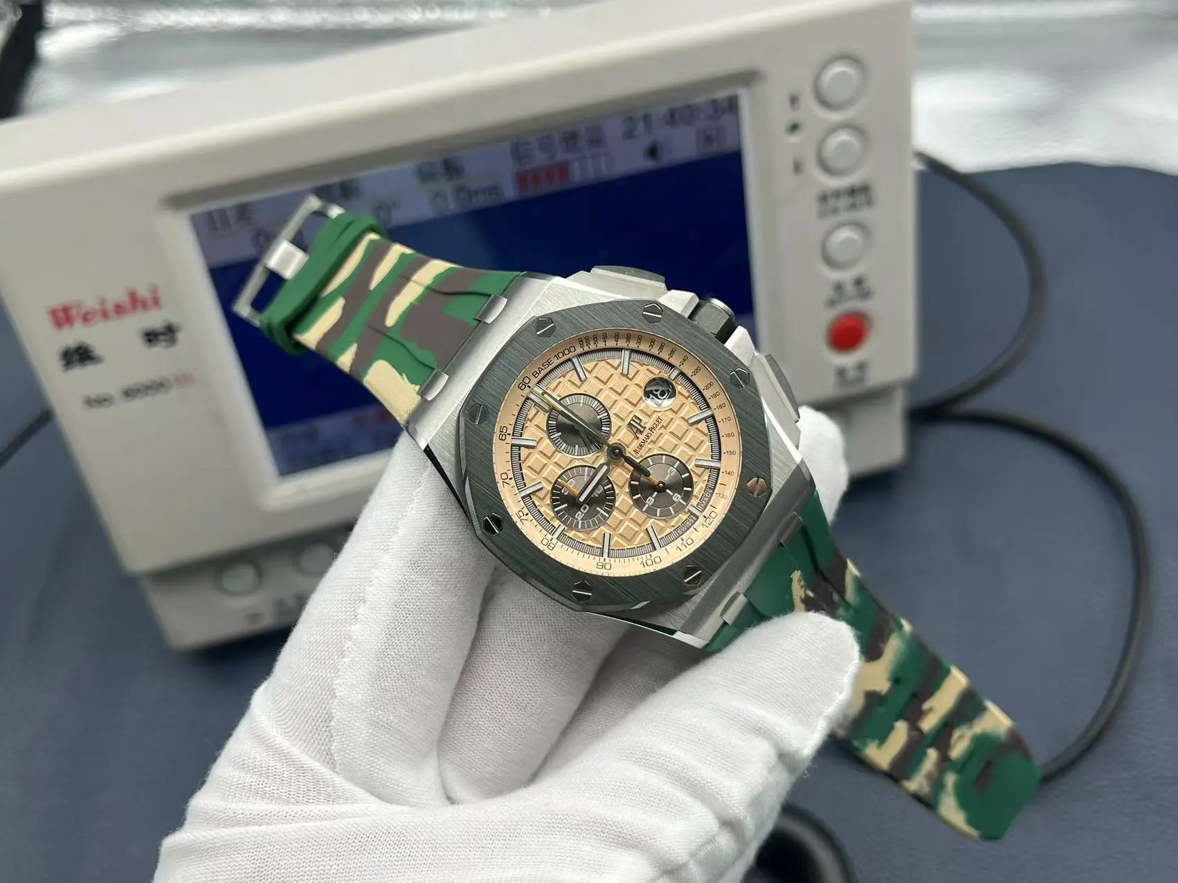 ¡Audemars Piguet Royal Oak Offshore 26400/26238/26470 serie debutó oficialmente! ¡El estilo más completo y la mejor mano de obra Audemars Piguet modelos de cronógrafo están aquí Hay bien hecho bienes de primera baratos pequeños bienes de fábrica no se molestan en considerar!¡1⃣️movement utilizando 12 dígitos pequeño segundo personalizado 3126 movimiento cronógrafo perfectamente restaurado todas las funciones de la versión original después de pulido de precisión reforzado en gran medida su estabilidad!2⃣️The La caja de la serie Carbon Fibre está fabricada con un nuevo material compuesto de fibra de carbono: el "Carbon TPT® B.4". Este material de alta tecnología presenta un aumento de densidad de 4% con respecto al Carbon TPT® convencional, mientras que la dureza de la fibra se incrementa en 15% y la resistencia de la resina en 30%. La estructura del material se ha optimizado con diversas propiedades anisotrópicas para mantenerlo ligero y, al mismo tiempo, increíblemente duro para proporcionar la mayor resistencia al impacto hasta la fecha.3⃣️The Todos los colores de las letras están chapados con la tecnología de chapado más avanzada disponible hoy en día, no con la simple tecnología de pintura en spray de hace unos años. Cada decoración en damero de chocolate está pulida con CNC hasta un nivel infinitamente cercano al original.4Sincronizado con el original con una cinta para la cabeza ligeramente móvil la cinta está hecha de material Viton importado la correa está hecha de material de piel de cocodrilo americano más resistente al desgaste y a la fabricación¡La artesanía de TK Factory es bienvenida a todos los entusiastas de los relojes!