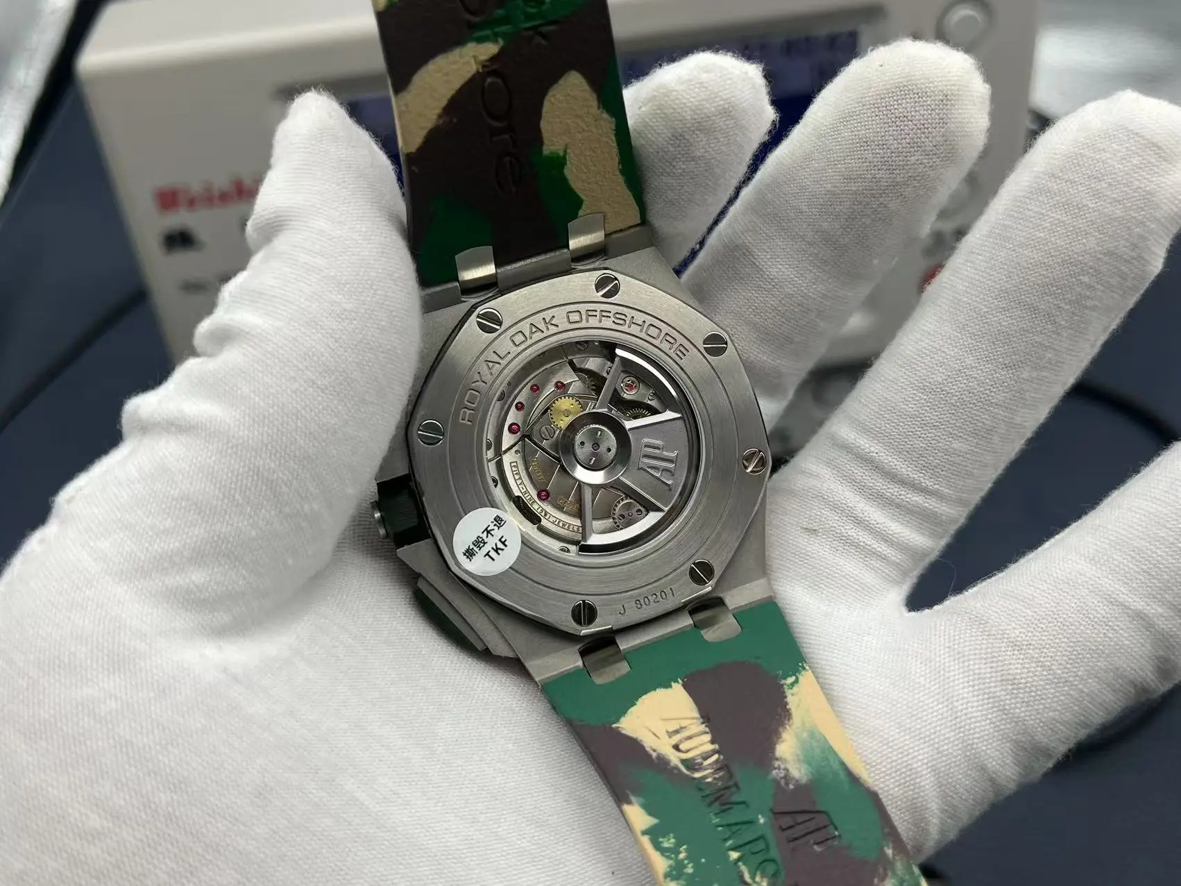 ¡Audemars Piguet Royal Oak Offshore 26400/26238/26470 serie debutó oficialmente! ¡El estilo más completo y la mejor mano de obra Audemars Piguet modelos de cronógrafo están aquí Hay bien hecho bienes de primera baratos pequeños bienes de fábrica no se molestan en considerar!¡1⃣️movement utilizando 12 dígitos pequeño segundo personalizado 3126 movimiento cronógrafo perfectamente restaurado todas las funciones de la versión original después de pulido de precisión reforzado en gran medida su estabilidad!2⃣️The La caja de la serie Carbon Fibre está fabricada con un nuevo material compuesto de fibra de carbono: el "Carbon TPT® B.4". Este material de alta tecnología presenta un aumento de densidad de 4% con respecto al Carbon TPT® convencional, mientras que la dureza de la fibra se incrementa en 15% y la resistencia de la resina en 30%. La estructura del material se ha optimizado con diversas propiedades anisotrópicas para mantenerlo ligero y, al mismo tiempo, increíblemente duro para proporcionar la mayor resistencia al impacto hasta la fecha.3⃣️The Todos los colores de las letras están chapados con la tecnología de chapado más avanzada disponible hoy en día, no con la simple tecnología de pintura en spray de hace unos años. Cada decoración en damero de chocolate está pulida con CNC hasta un nivel infinitamente cercano al original.4Sincronizado con el original con una cinta para la cabeza ligeramente móvil la cinta está hecha de material Viton importado la correa está hecha de material de piel de cocodrilo americano más resistente al desgaste y a la fabricación¡La artesanía de TK Factory es bienvenida a todos los entusiastas de los relojes!