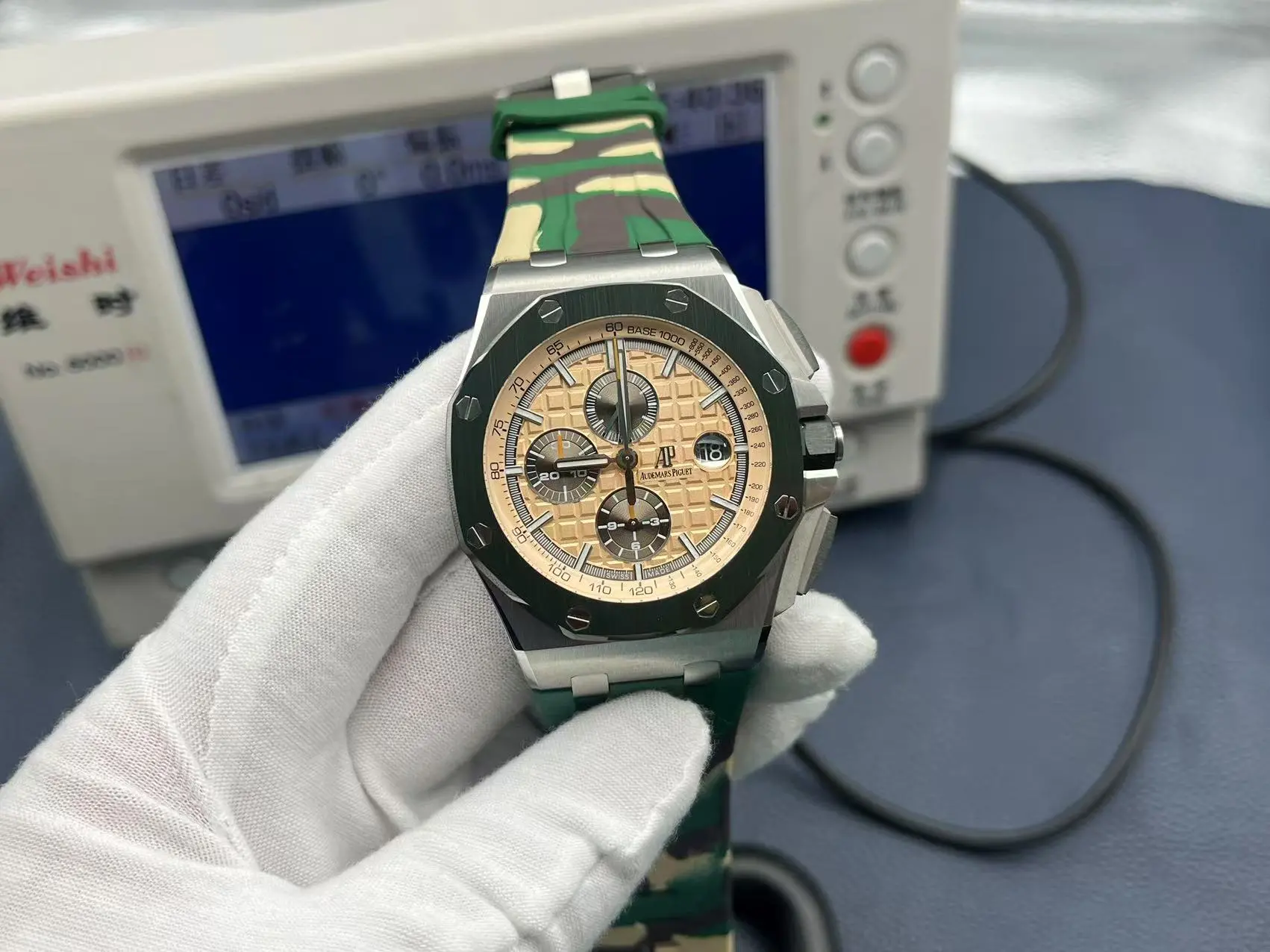 ¡Audemars Piguet Royal Oak Offshore 26400/26238/26470 serie debutó oficialmente! ¡El estilo más completo y la mejor mano de obra Audemars Piguet modelos de cronógrafo están aquí Hay bien hecho bienes de primera baratos pequeños bienes de fábrica no se molestan en considerar!¡1⃣️movement utilizando 12 dígitos pequeño segundo personalizado 3126 movimiento cronógrafo perfectamente restaurado todas las funciones de la versión original después de pulido de precisión reforzado en gran medida su estabilidad!2⃣️The La caja de la serie Carbon Fibre está fabricada con un nuevo material compuesto de fibra de carbono: el "Carbon TPT® B.4". Este material de alta tecnología presenta un aumento de densidad de 4% con respecto al Carbon TPT® convencional, mientras que la dureza de la fibra se incrementa en 15% y la resistencia de la resina en 30%. La estructura del material se ha optimizado con diversas propiedades anisotrópicas para mantenerlo ligero y, al mismo tiempo, increíblemente duro para proporcionar la mayor resistencia al impacto hasta la fecha.3⃣️The Todos los colores de las letras están chapados con la tecnología de chapado más avanzada disponible hoy en día, no con la simple tecnología de pintura en spray de hace unos años. Cada decoración en damero de chocolate está pulida con CNC hasta un nivel infinitamente cercano al original.4Sincronizado con el original con una cinta para la cabeza ligeramente móvil la cinta está hecha de material Viton importado la correa está hecha de material de piel de cocodrilo americano más resistente al desgaste y a la fabricación¡La artesanía de TK Factory es bienvenida a todos los entusiastas de los relojes!