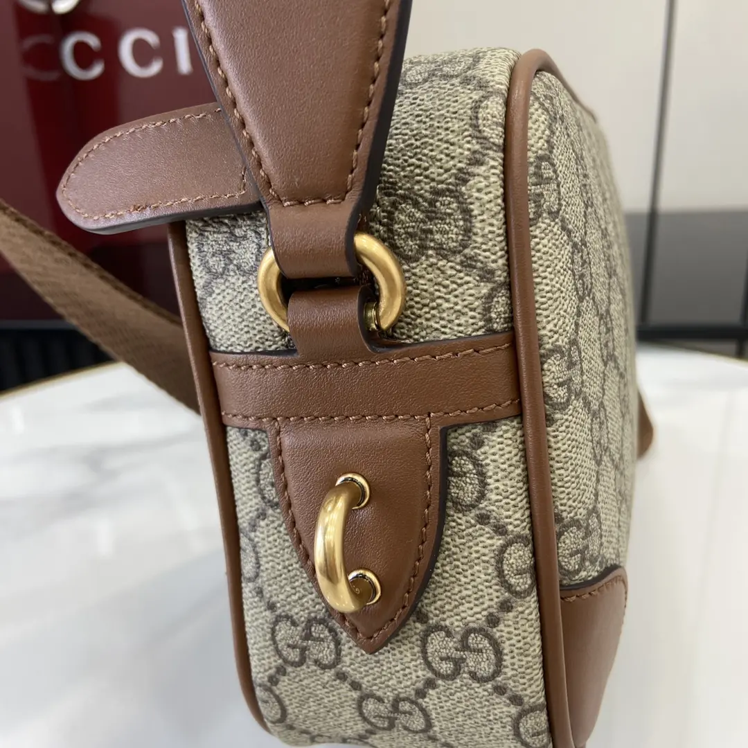 p1000 Gucci Small Brown Emblem Messenger Bag O design criativo e a funcionalidade inovadora reinterpretam os motivos clássicos e o trabalho artesanal para criar uma mala preciosa para os anos vindouros. Esta mala ultra-miniatura é fabricada em bege e castanho escuro com os novos tecidos com monogramas GG para reinterpretar a nova coleção de acessórios e apresenta um bolso traseiro aberto inteligentemente integrado com um logótipo Gucci em relevo.Novo tecido com monograma GG em bege e castanho escuro.Tubos em pele castanhaForro em tecido com mistura de algodão e linho e estampado de nuvensGravação Gucci em relevoInterior: 1 bolso com fecho; exterior: 1 bolso abertoAlça de ombro ajustável em lona (55 cm de altura)Fecho de correrModelo: 821216Tamanho: 22cm (L) x 14cm (A) x 6cm (P)Cor: pvc castanho/originalCriação italiana