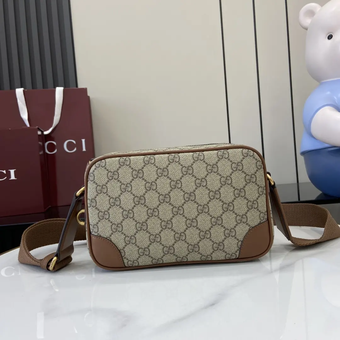 p1000 Gucci Small Brown Emblem Messenger Bag O design criativo e a funcionalidade inovadora reinterpretam os motivos clássicos e o trabalho artesanal para criar uma mala preciosa para os anos vindouros. Esta mala ultra-miniatura é fabricada em bege e castanho escuro com os novos tecidos com monogramas GG para reinterpretar a nova coleção de acessórios e apresenta um bolso traseiro aberto inteligentemente integrado com um logótipo Gucci em relevo.Novo tecido com monograma GG em bege e castanho escuro.Tubos em pele castanhaForro em tecido com mistura de algodão e linho e estampado de nuvensGravação Gucci em relevoInterior: 1 bolso com fecho; exterior: 1 bolso abertoAlça de ombro ajustável em lona (55 cm de altura)Fecho de correrModelo: 821216Tamanho: 22cm (L) x 14cm (A) x 6cm (P)Cor: pvc castanho/originalCriação italiana