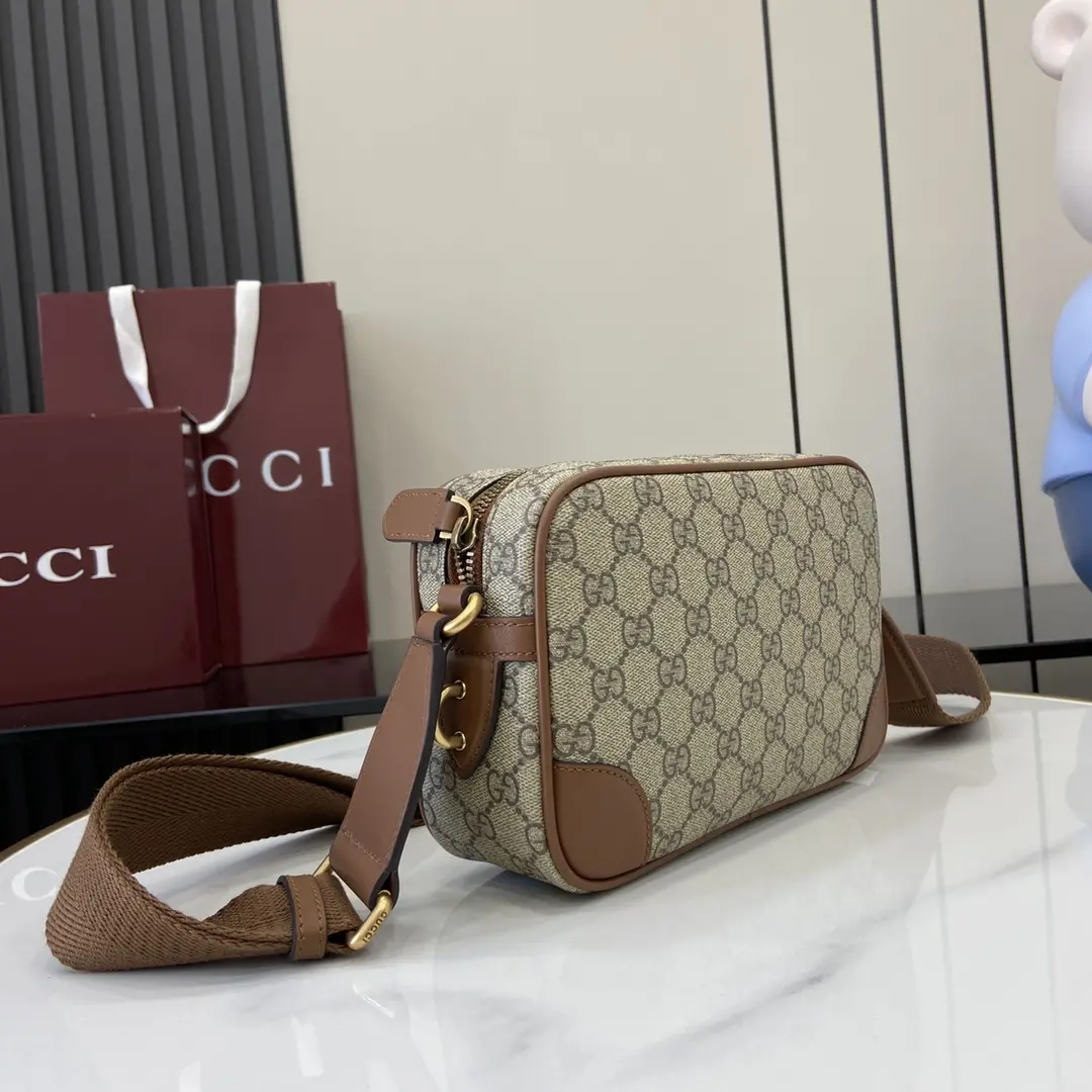 p1000 Gucci Small Brown Emblem Messenger Bag O design criativo e a funcionalidade inovadora reinterpretam os motivos clássicos e o trabalho artesanal para criar uma mala preciosa para os anos vindouros. Esta mala ultra-miniatura é fabricada em bege e castanho escuro com os novos tecidos com monogramas GG para reinterpretar a nova coleção de acessórios e apresenta um bolso traseiro aberto inteligentemente integrado com um logótipo Gucci em relevo.Novo tecido com monograma GG em bege e castanho escuro.Tubos em pele castanhaForro em tecido com mistura de algodão e linho e estampado de nuvensGravação Gucci em relevoInterior: 1 bolso com fecho; exterior: 1 bolso abertoAlça de ombro ajustável em lona (55 cm de altura)Fecho de correrModelo: 821216Tamanho: 22cm (L) x 14cm (A) x 6cm (P)Cor: pvc castanho/originalCriação italiana