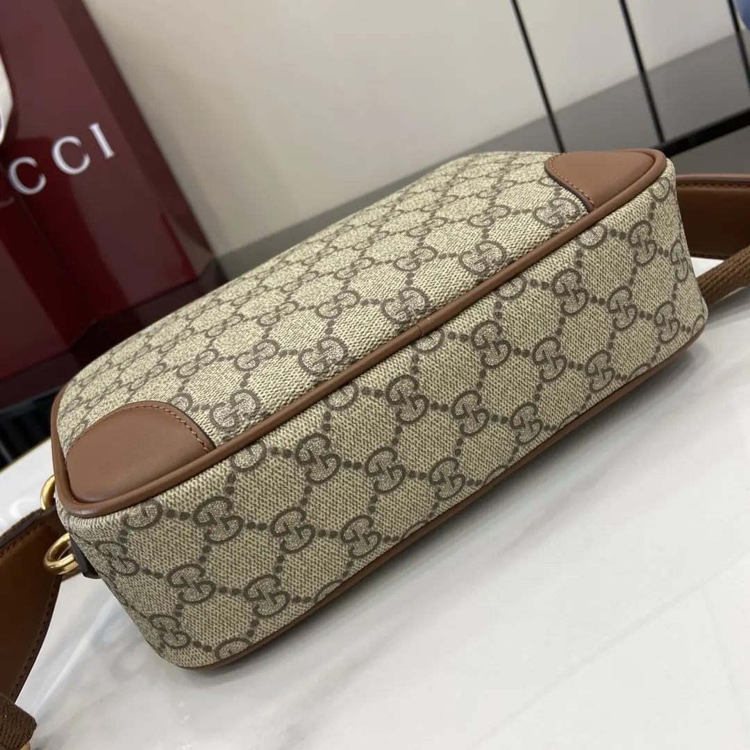 p1000 Gucci Small Brown Emblem Messenger Bag O design criativo e a funcionalidade inovadora reinterpretam os motivos clássicos e o trabalho artesanal para criar uma mala preciosa para os anos vindouros. Esta mala ultra-miniatura é fabricada em bege e castanho escuro com os novos tecidos com monogramas GG para reinterpretar a nova coleção de acessórios e apresenta um bolso traseiro aberto inteligentemente integrado com um logótipo Gucci em relevo.Novo tecido com monograma GG em bege e castanho escuro.Tubos em pele castanhaForro em tecido com mistura de algodão e linho e estampado de nuvensGravação Gucci em relevoInterior: 1 bolso com fecho; exterior: 1 bolso abertoAlça de ombro ajustável em lona (55 cm de altura)Fecho de correrModelo: 821216Tamanho: 22cm (L) x 14cm (A) x 6cm (P)Cor: pvc castanho/originalCriação italiana