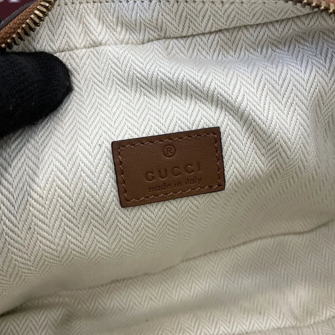 p1000 Gucci Small Brown Emblem Messenger Bag O design criativo e a funcionalidade inovadora reinterpretam os motivos clássicos e o trabalho artesanal para criar uma mala preciosa para os anos vindouros. Esta mala ultra-miniatura é fabricada em bege e castanho escuro com os novos tecidos com monogramas GG para reinterpretar a nova coleção de acessórios e apresenta um bolso traseiro aberto inteligentemente integrado com um logótipo Gucci em relevo.Novo tecido com monograma GG em bege e castanho escuro.Tubos em pele castanhaForro em tecido com mistura de algodão e linho e estampado de nuvensGravação Gucci em relevoInterior: 1 bolso com fecho; exterior: 1 bolso abertoAlça de ombro ajustável em lona (55 cm de altura)Fecho de correrModelo: 821216Tamanho: 22cm (L) x 14cm (A) x 6cm (P)Cor: pvc castanho/originalCriação italiana