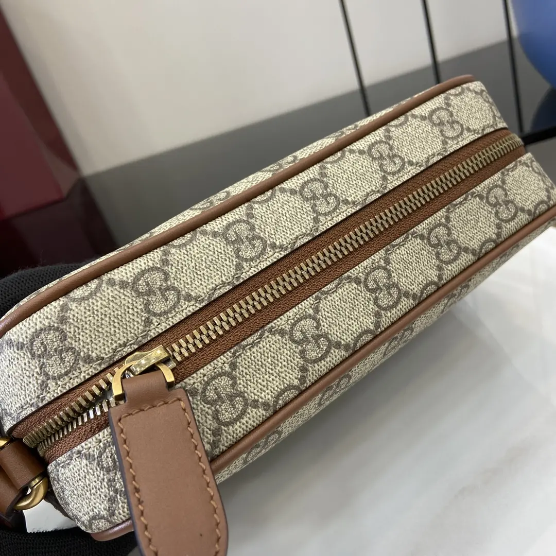 p1000 Gucci Small Brown Emblem Messenger Bag O design criativo e a funcionalidade inovadora reinterpretam os motivos clássicos e o trabalho artesanal para criar uma mala preciosa para os anos vindouros. Esta mala ultra-miniatura é fabricada em bege e castanho escuro com os novos tecidos com monogramas GG para reinterpretar a nova coleção de acessórios e apresenta um bolso traseiro aberto inteligentemente integrado com um logótipo Gucci em relevo.Novo tecido com monograma GG em bege e castanho escuro.Tubos em pele castanhaForro em tecido com mistura de algodão e linho e estampado de nuvensGravação Gucci em relevoInterior: 1 bolso com fecho; exterior: 1 bolso abertoAlça de ombro ajustável em lona (55 cm de altura)Fecho de correrModelo: 821216Tamanho: 22cm (L) x 14cm (A) x 6cm (P)Cor: pvc castanho/originalCriação italiana