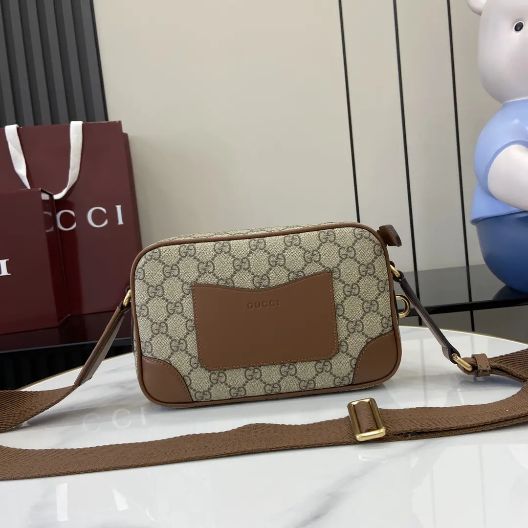 p1000 Gucci Small Brown Emblem Messenger Bag O design criativo e a funcionalidade inovadora reinterpretam os motivos clássicos e o trabalho artesanal para criar uma mala preciosa para os anos vindouros. Esta mala ultra-miniatura é fabricada em bege e castanho escuro com os novos tecidos com monogramas GG para reinterpretar a nova coleção de acessórios e apresenta um bolso traseiro aberto inteligentemente integrado com um logótipo Gucci em relevo.Novo tecido com monograma GG em bege e castanho escuro.Tubos em pele castanhaForro em tecido com mistura de algodão e linho e estampado de nuvensGravação Gucci em relevoInterior: 1 bolso com fecho; exterior: 1 bolso abertoAlça de ombro ajustável em lona (55 cm de altura)Fecho de correrModelo: 821216Tamanho: 22cm (L) x 14cm (A) x 6cm (P)Cor: pvc castanho/originalCriação italiana