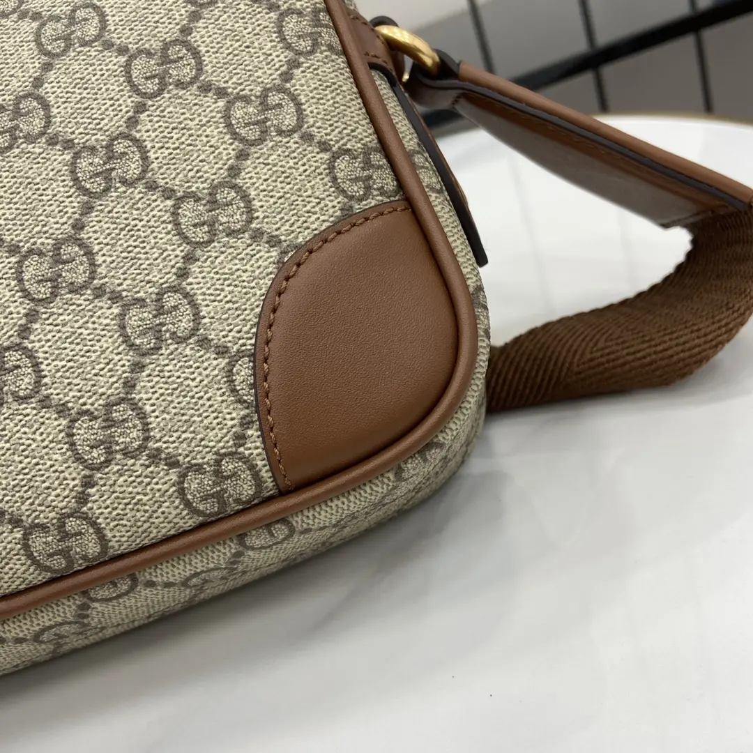 p1000 Gucci Small Brown Emblem Messenger Bag O design criativo e a funcionalidade inovadora reinterpretam os motivos clássicos e o trabalho artesanal para criar uma mala preciosa para os anos vindouros. Esta mala ultra-miniatura é fabricada em bege e castanho escuro com os novos tecidos com monogramas GG para reinterpretar a nova coleção de acessórios e apresenta um bolso traseiro aberto inteligentemente integrado com um logótipo Gucci em relevo.Novo tecido com monograma GG em bege e castanho escuro.Tubos em pele castanhaForro em tecido com mistura de algodão e linho e estampado de nuvensGravação Gucci em relevoInterior: 1 bolso com fecho; exterior: 1 bolso abertoAlça de ombro ajustável em lona (55 cm de altura)Fecho de correrModelo: 821216Tamanho: 22cm (L) x 14cm (A) x 6cm (P)Cor: pvc castanho/originalCriação italiana