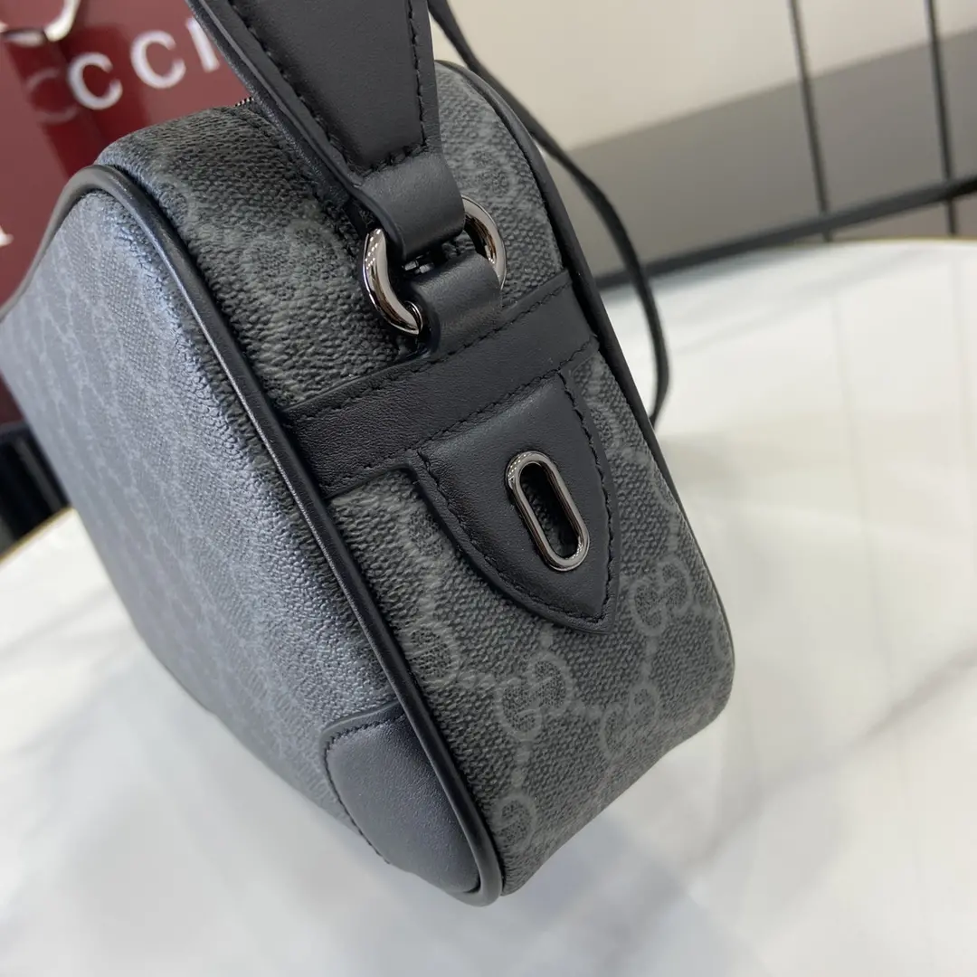 p1000 Gucci Small Black Emblem Messenger Bag O design criativo e a funcionalidade inovadora reinterpretam os motivos clássicos e o trabalho artesanal para criar uma mala preciosa para os anos vindouros. Esta mala ultra-miniatura é fabricada em bege e preto com os novos tecidos com monogramas GG que reinterpretam a nova coleção de acessórios e apresenta um bolso traseiro aberto inteligentemente integrado com um logótipo Gucci em relevo.Novo tecido com monograma GG em bege e preto.Tubos em pele pretaForro em tecido com mistura de algodão e linho e estampado de nuvensGravação Gucci em relevoInterior: 1 bolso com fecho; exterior: 1 bolso abertoAlça de ombro ajustável em lona (55 cm de altura)Fecho de correrModelo: 821216Tamanho: 22cm (L) x 14cm (A) x 6cm (P)Cor: pvc preto/originalCriação italiana