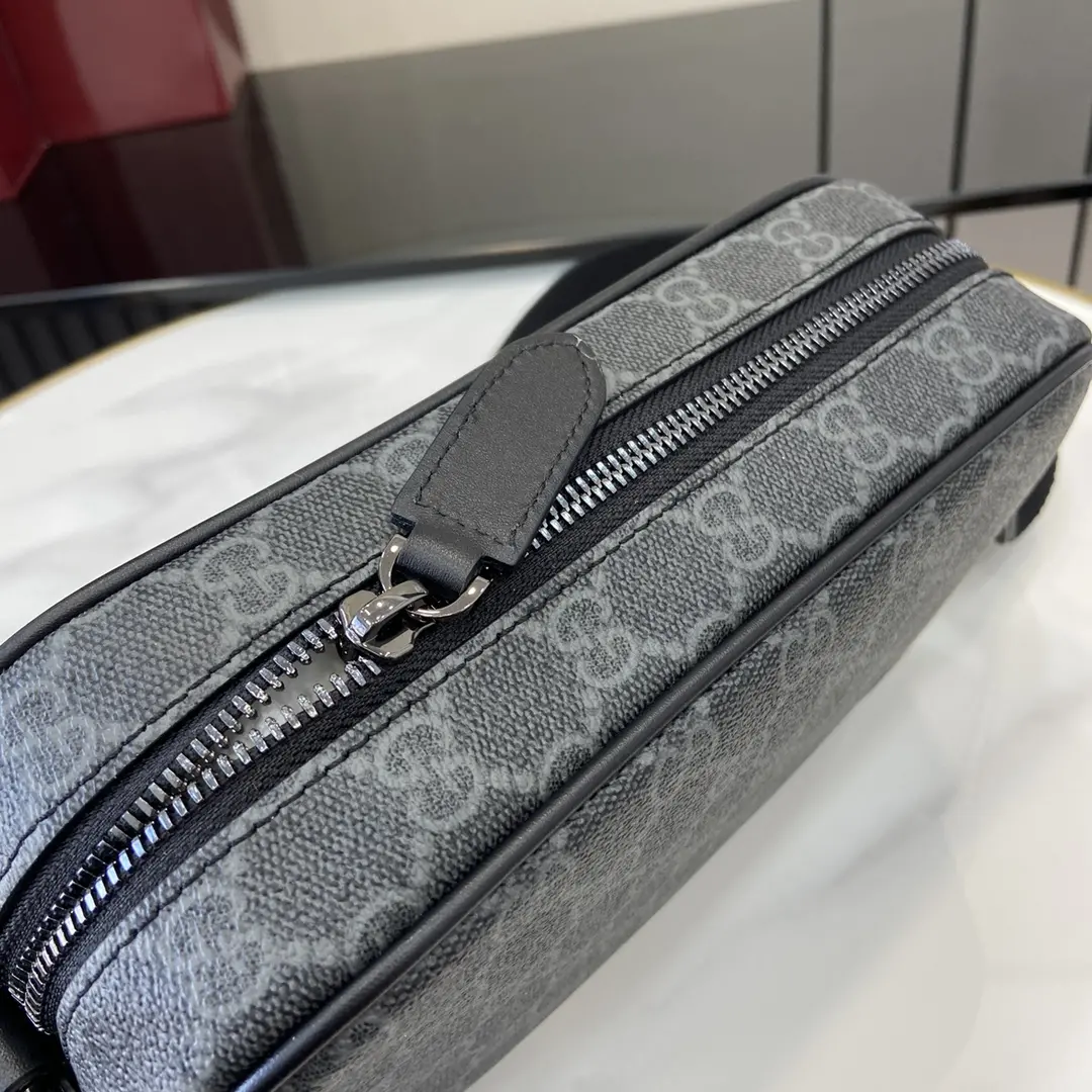 p1000 Gucci Small Black Emblem Messenger Bag Un design créatif et une fonctionnalité innovante réinterprètent les motifs classiques pour créer un sac précieux pour les années à venir. Ce sac ultra-miniature est fabriqué en beige et noir avec les nouveaux tissus monogrammés GG qui réinterprètent la nouvelle collection d'accessoires et dispose d'une poche arrière ouverte astucieusement intégrée avec le logo Gucci embossé.Nouveau tissu monogrammé GG en beige et noir.Passepoil en cuir noirMélange de coton et de lin et doublure en tissu imprimé de nuagesLogo Gucci en reliefIntérieur : 1 poche zippée ; extérieur : 1 poche ouverteBandoulière réglable en toile (55 cm de haut)Fermeture à glissièreModèle : 821216Taille : 22cm (L) x 14cm (H) x 6cm (P)Couleur : pvc noir/originalCréation italienne