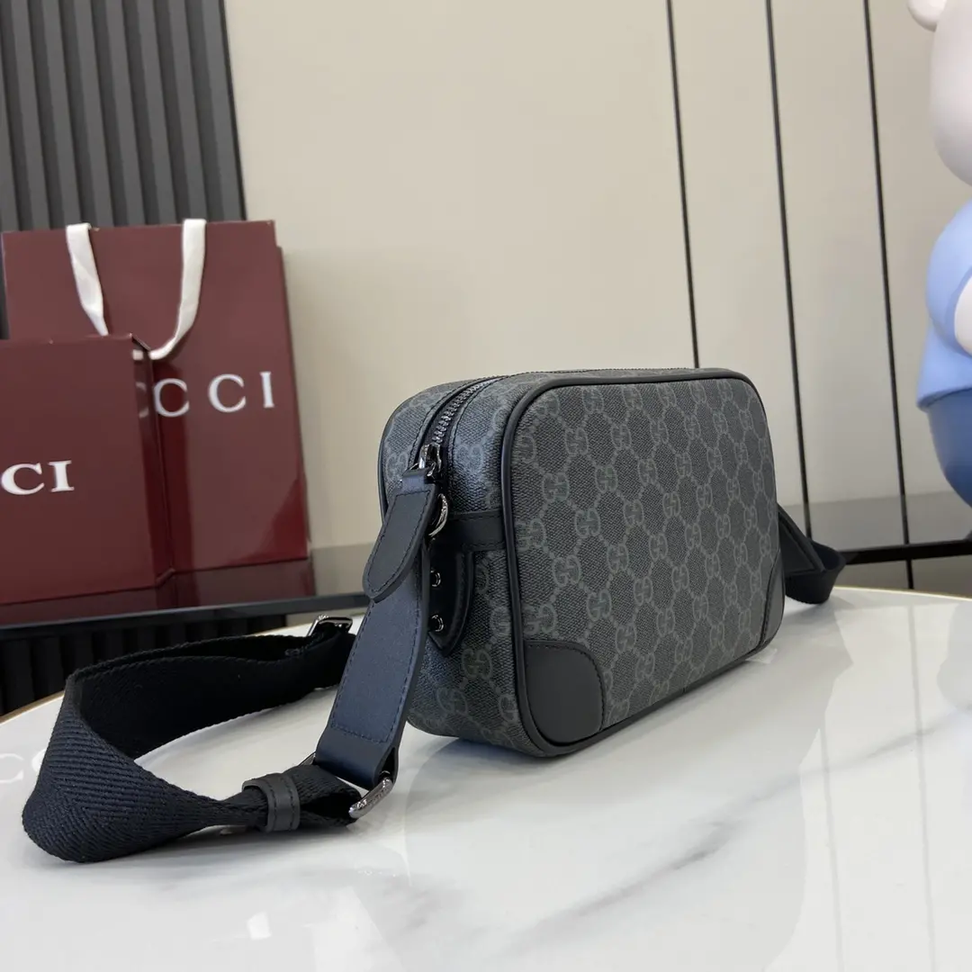 p1000 Gucci Small Black Emblem Messenger Bag Un design créatif et une fonctionnalité innovante réinterprètent les motifs classiques pour créer un sac précieux pour les années à venir. Ce sac ultra-miniature est fabriqué en beige et noir avec les nouveaux tissus monogrammés GG qui réinterprètent la nouvelle collection d'accessoires et dispose d'une poche arrière ouverte astucieusement intégrée avec le logo Gucci embossé.Nouveau tissu monogrammé GG en beige et noir.Passepoil en cuir noirMélange de coton et de lin et doublure en tissu imprimé de nuagesLogo Gucci en reliefIntérieur : 1 poche zippée ; extérieur : 1 poche ouverteBandoulière réglable en toile (55 cm de haut)Fermeture à glissièreModèle : 821216Taille : 22cm (L) x 14cm (H) x 6cm (P)Couleur : pvc noir/originalCréation italienne