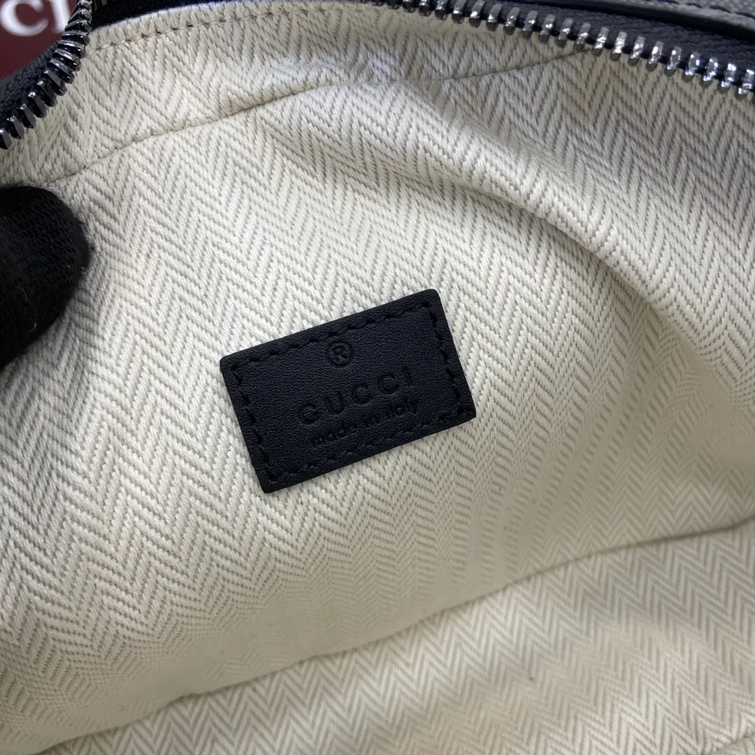 p1000 Gucci Small Black Emblem Messenger Bag Un design créatif et une fonctionnalité innovante réinterprètent les motifs classiques pour créer un sac précieux pour les années à venir. Ce sac ultra-miniature est fabriqué en beige et noir avec les nouveaux tissus monogrammés GG qui réinterprètent la nouvelle collection d'accessoires et dispose d'une poche arrière ouverte astucieusement intégrée avec le logo Gucci embossé.Nouveau tissu monogrammé GG en beige et noir.Passepoil en cuir noirMélange de coton et de lin et doublure en tissu imprimé de nuagesLogo Gucci en reliefIntérieur : 1 poche zippée ; extérieur : 1 poche ouverteBandoulière réglable en toile (55 cm de haut)Fermeture à glissièreModèle : 821216Taille : 22cm (L) x 14cm (H) x 6cm (P)Couleur : pvc noir/originalCréation italienne