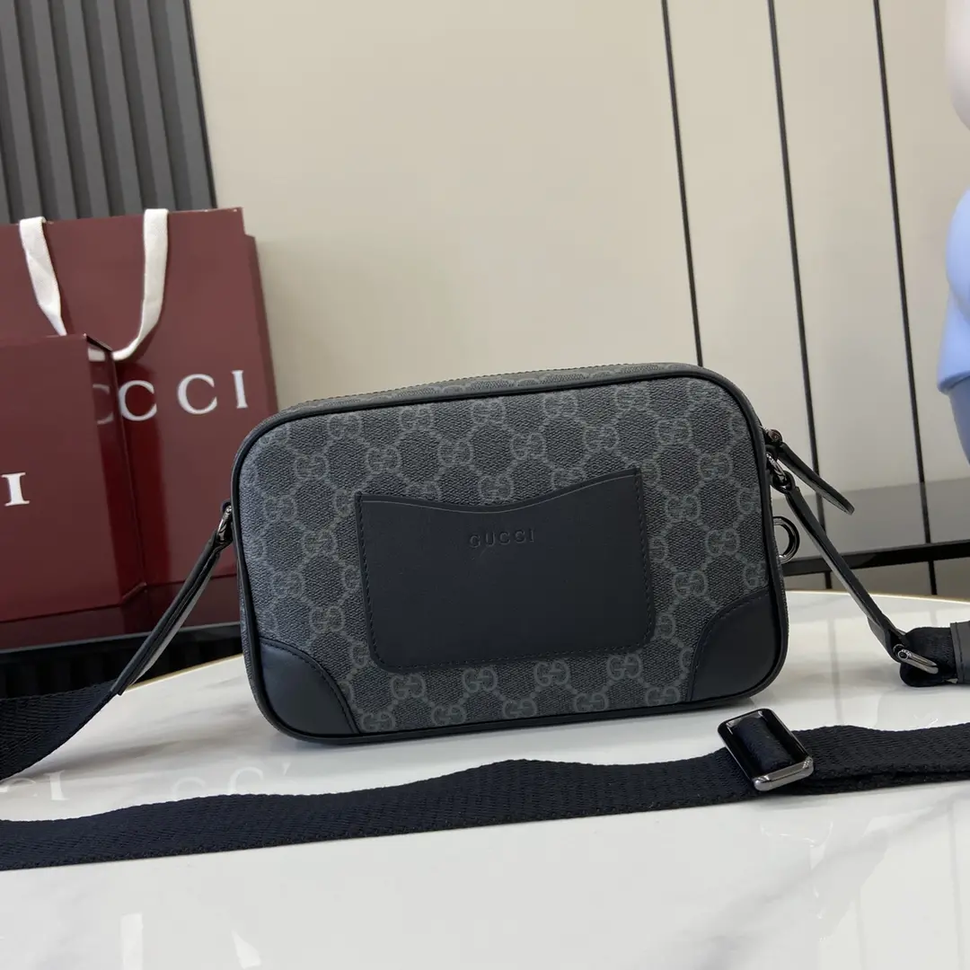 p1000 Gucci Small Black Emblem Messenger Bag Un design créatif et une fonctionnalité innovante réinterprètent les motifs classiques pour créer un sac précieux pour les années à venir. Ce sac ultra-miniature est fabriqué en beige et noir avec les nouveaux tissus monogrammés GG qui réinterprètent la nouvelle collection d'accessoires et dispose d'une poche arrière ouverte astucieusement intégrée avec le logo Gucci embossé.Nouveau tissu monogrammé GG en beige et noir.Passepoil en cuir noirMélange de coton et de lin et doublure en tissu imprimé de nuagesLogo Gucci en reliefIntérieur : 1 poche zippée ; extérieur : 1 poche ouverteBandoulière réglable en toile (55 cm de haut)Fermeture à glissièreModèle : 821216Taille : 22cm (L) x 14cm (H) x 6cm (P)Couleur : pvc noir/originalCréation italienne