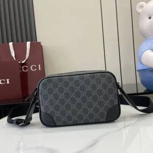 p1000 Gucci Small Black Emblem Messenger Bag Un design créatif et une fonctionnalité innovante réinterprètent les motifs classiques pour créer un sac précieux pour les années à venir. Ce sac ultra-miniature est fabriqué en beige et noir avec les nouveaux tissus monogrammés GG qui réinterprètent la nouvelle collection d'accessoires et dispose d'une poche arrière ouverte astucieusement intégrée avec le logo Gucci embossé.Nouveau tissu monogrammé GG en beige et noir.Passepoil en cuir noirMélange de coton et de lin et doublure en tissu imprimé de nuagesLogo Gucci en reliefIntérieur : 1 poche zippée ; extérieur : 1 poche ouverteBandoulière réglable en toile (55 cm de haut)Fermeture à glissièreModèle : 821216Taille : 22cm (L) x 14cm (H) x 6cm (P)Couleur : pvc noir/originalCréation italienne