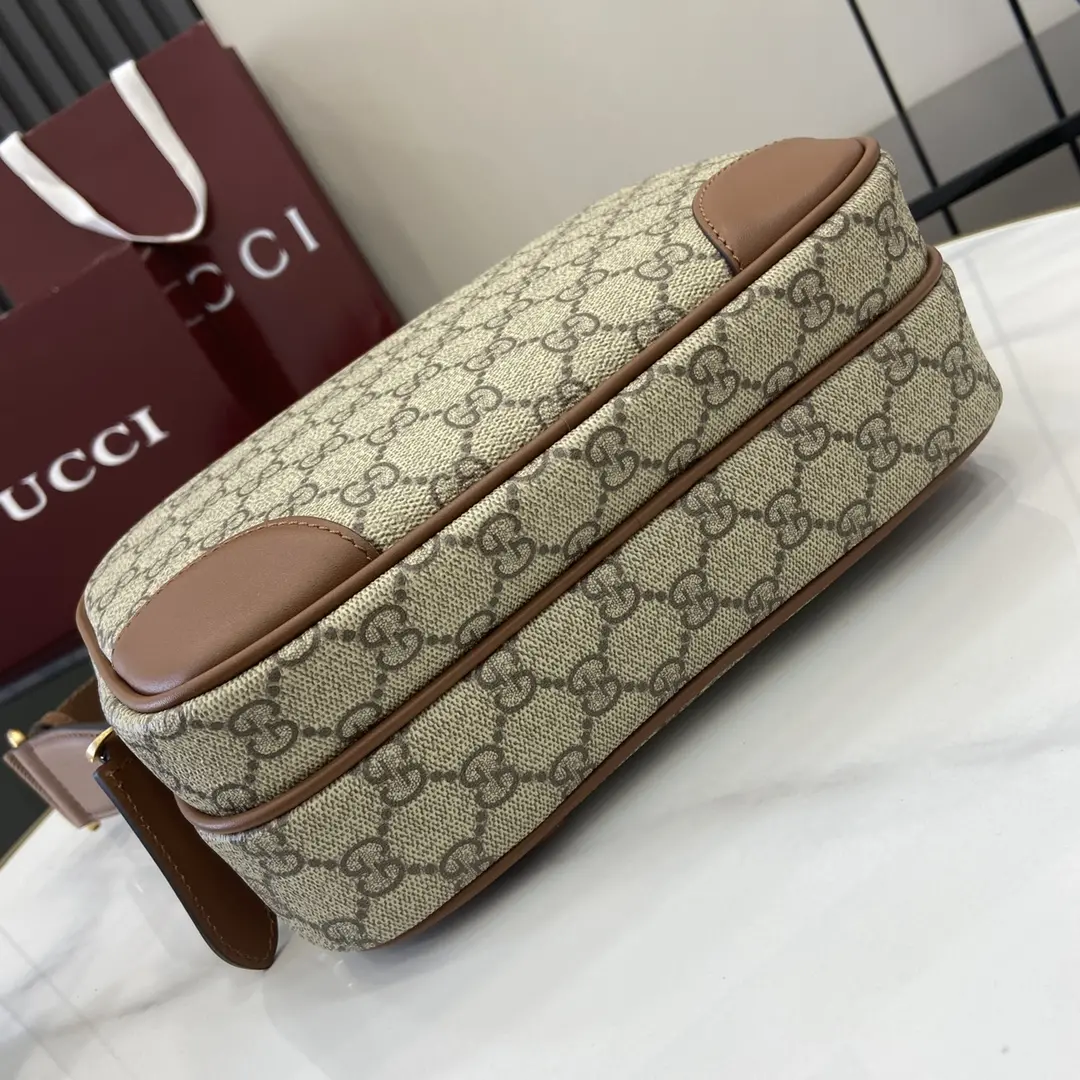 p1080 Gucci Brown Emblem Messenger Bag Les accessoires de voyage pour hommes sont une nouvelle interprétation de l'élégance intemporelle et du savoir-faire de la marqueCe sac à bandoulière est fabriqué dans le nouveau tissu enduit beige et marron foncé monogrammé GGPoche intérieure zippéeAnneau en D extérieur pour les accessoiresNouveau tissu monogrammé GG en beige et marron foncé.Passepoil en cuir marronDoublure en cotonIntérieur : 1 poche zippéeExtérieur : 1 poche zippée et 1 anneau en DBandoulière en toile de 56 cm de haut ; longueur de la bandoulière réglable de 83 cm à 142 cmFermeture à glissièreModèle : 821160Dimensions : 23,5 cm (L) x 18 cm (H) x 8 cm (P)Poids : environ 0,67 gCouleur : pvc marronCréation italienne