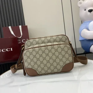 p1080 Gucci 棕色Emblem邮差包 男士旅行单品焕新诠释品牌的隽永优雅风范和精湛工艺这款斜挎包以全新米色和深棕色GG字母图案涂层织物匠心打造内设一个拉链袋外部D形环可挂配饰
米色和深棕色全新GG字母图案涂层织物
棕色皮革滚边
棉质衬里
内部：1个拉链袋
外部：1个正面拉链和1个D形环
帆布肩带高56厘米；肩带长度可在83厘米至142厘米之间进行调节
拉链开合
型号：821160
尺寸：23.5厘米（宽）x 18厘米（高）x 8厘米（深）
重量：约0.67克
颜色：棕色pvc/
意大利创作-高仿包包