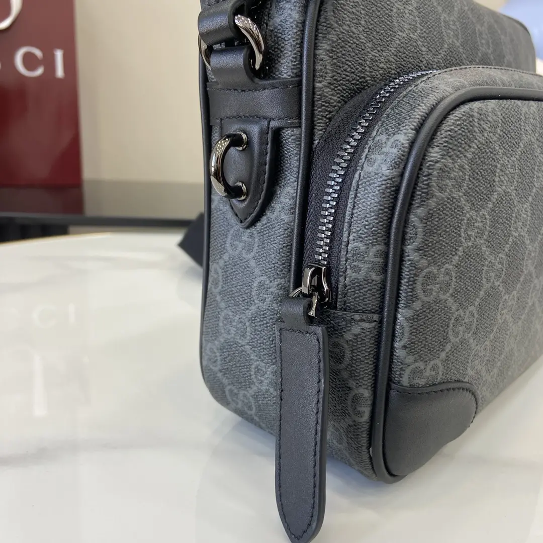 图片[6]-p1080 Gucci 黑色Emblem邮差包 男士旅行单品焕新诠释品牌的隽永优雅风范和精湛工艺这款斜挎包以全新米色和黑色GG字母图案涂层织物匠心打造内设一个拉链袋外部D形环可挂配饰
米色和黑色全新GG字母图案涂层织物
黑色皮革滚边
棉质衬里
内部：1个拉链袋
外部：1个正面拉链和1个D形环
帆布肩带高56厘米；肩带长度可在83厘米至142厘米之间进行调节
拉链开合
型号：821160
尺寸：23.5厘米（宽）x 18厘米（高）x 8厘米（深）
重量：约0.67克
颜色：克色pvc/
意大利创作-高仿包包