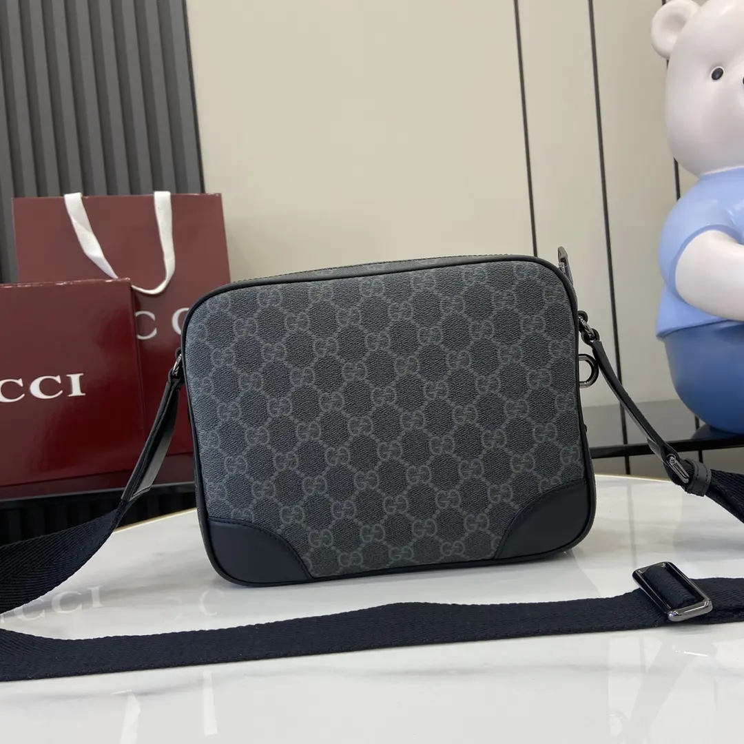 图片[3]-p1080 Gucci 黑色Emblem邮差包 男士旅行单品焕新诠释品牌的隽永优雅风范和精湛工艺这款斜挎包以全新米色和黑色GG字母图案涂层织物匠心打造内设一个拉链袋外部D形环可挂配饰
米色和黑色全新GG字母图案涂层织物
黑色皮革滚边
棉质衬里
内部：1个拉链袋
外部：1个正面拉链和1个D形环
帆布肩带高56厘米；肩带长度可在83厘米至142厘米之间进行调节
拉链开合
型号：821160
尺寸：23.5厘米（宽）x 18厘米（高）x 8厘米（深）
重量：约0.67克
颜色：克色pvc/
意大利创作-高仿包包