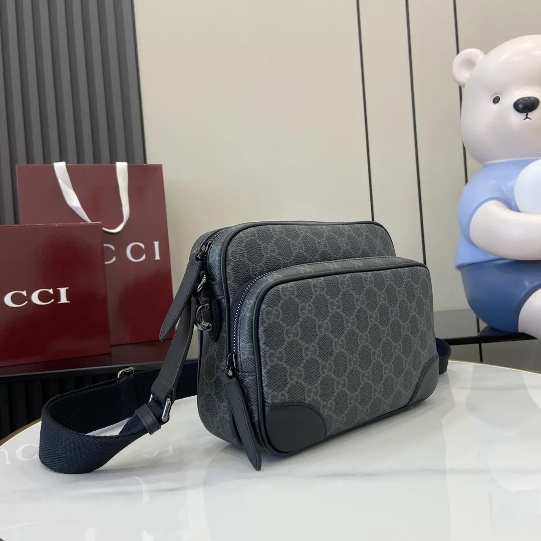 图片[2]-p1080 Gucci 黑色Emblem邮差包 男士旅行单品焕新诠释品牌的隽永优雅风范和精湛工艺这款斜挎包以全新米色和黑色GG字母图案涂层织物匠心打造内设一个拉链袋外部D形环可挂配饰
米色和黑色全新GG字母图案涂层织物
黑色皮革滚边
棉质衬里
内部：1个拉链袋
外部：1个正面拉链和1个D形环
帆布肩带高56厘米；肩带长度可在83厘米至142厘米之间进行调节
拉链开合
型号：821160
尺寸：23.5厘米（宽）x 18厘米（高）x 8厘米（深）
重量：约0.67克
颜色：克色pvc/
意大利创作-高仿包包