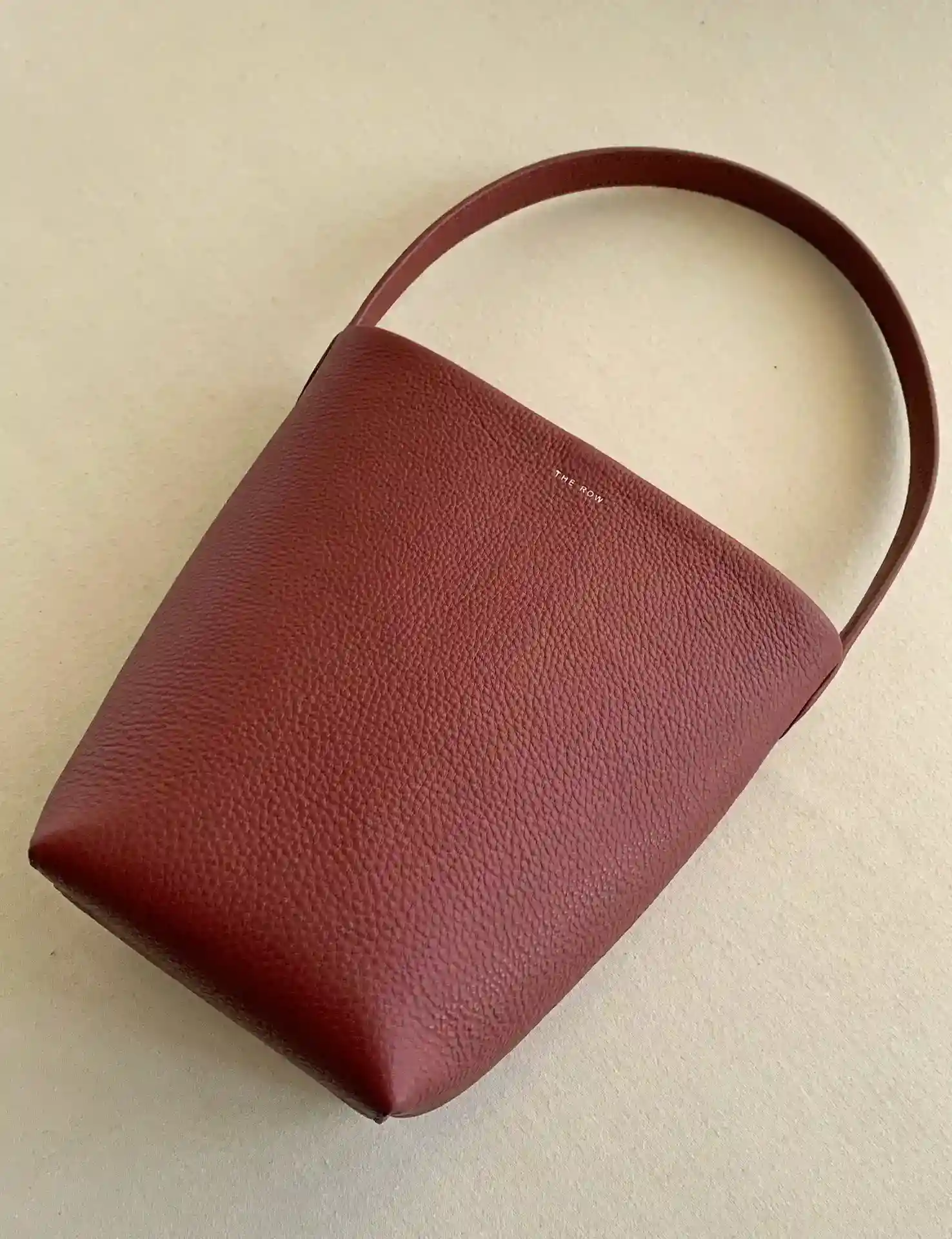 Image [10]-Park Bucket Small Wine red parktote leather difficulty in the degree of natural fall "stand into a bucket lying into a quilt" is a hidden yardstick ; litchi grain leather even if the stains are tained is also easy to clean up ; there is no hardware of the bag models more test leather base flesh and barrel-shaped to maintain a good leather to support ; oil edge is not as difficult as suede bucket but also to slow work to smooth not show cheap feeling handle support material to have weight not soft webbing ; litchi grain cowhide grain each and every one of them is not soft, and the handles should have a weight, not a soft sense of cheapness. La difficulté du bord de l'huile n'est pas comme le seau en daim, mais aussi de travailler lentement pour lisser ne pas montrer la poignée de sensation bon marché du matériau de support pour avoir le poids n'est pas aussi doux que la sangle ; litchi grain de vache grain chacun n'est pas le même ne se soucient pas de comparer l'autre parce que leur propre sur le corps est un unique - high quality replica handbags.